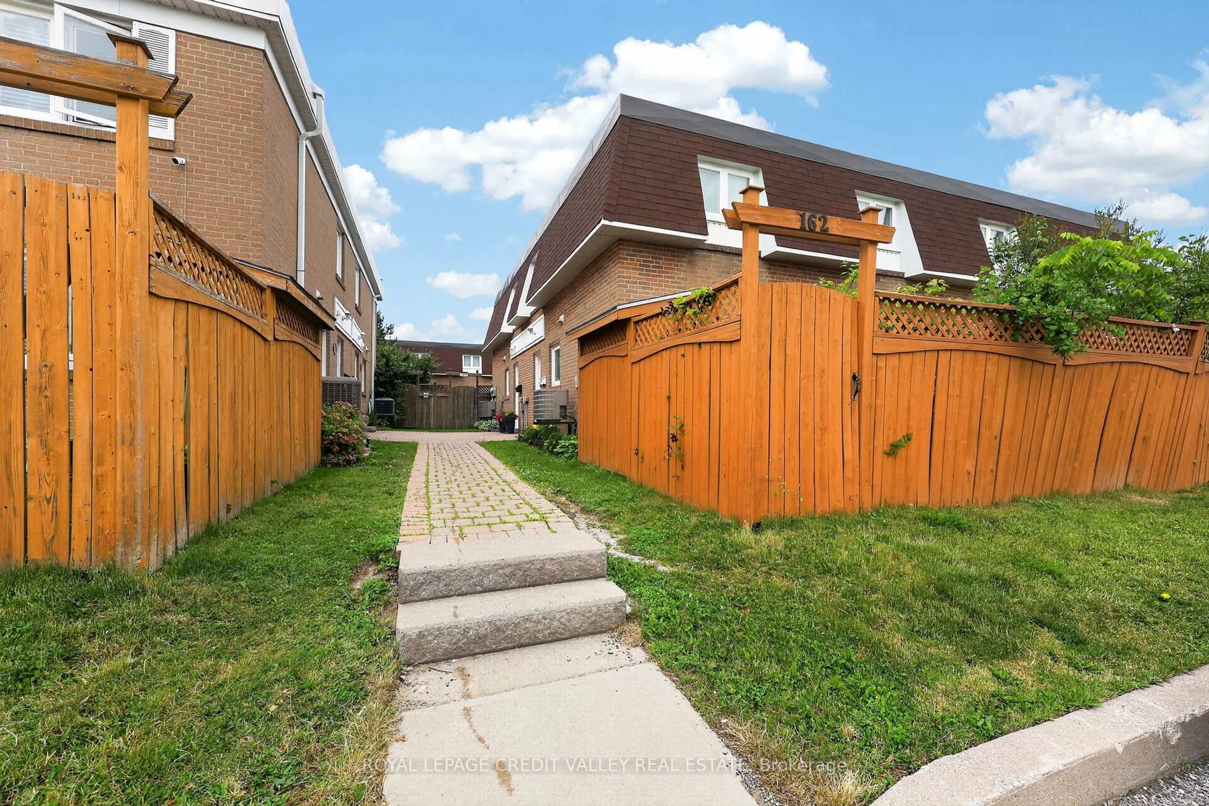 Patio, street for 184 Town House Cres #184, Brampton Ontario L6W 3C6