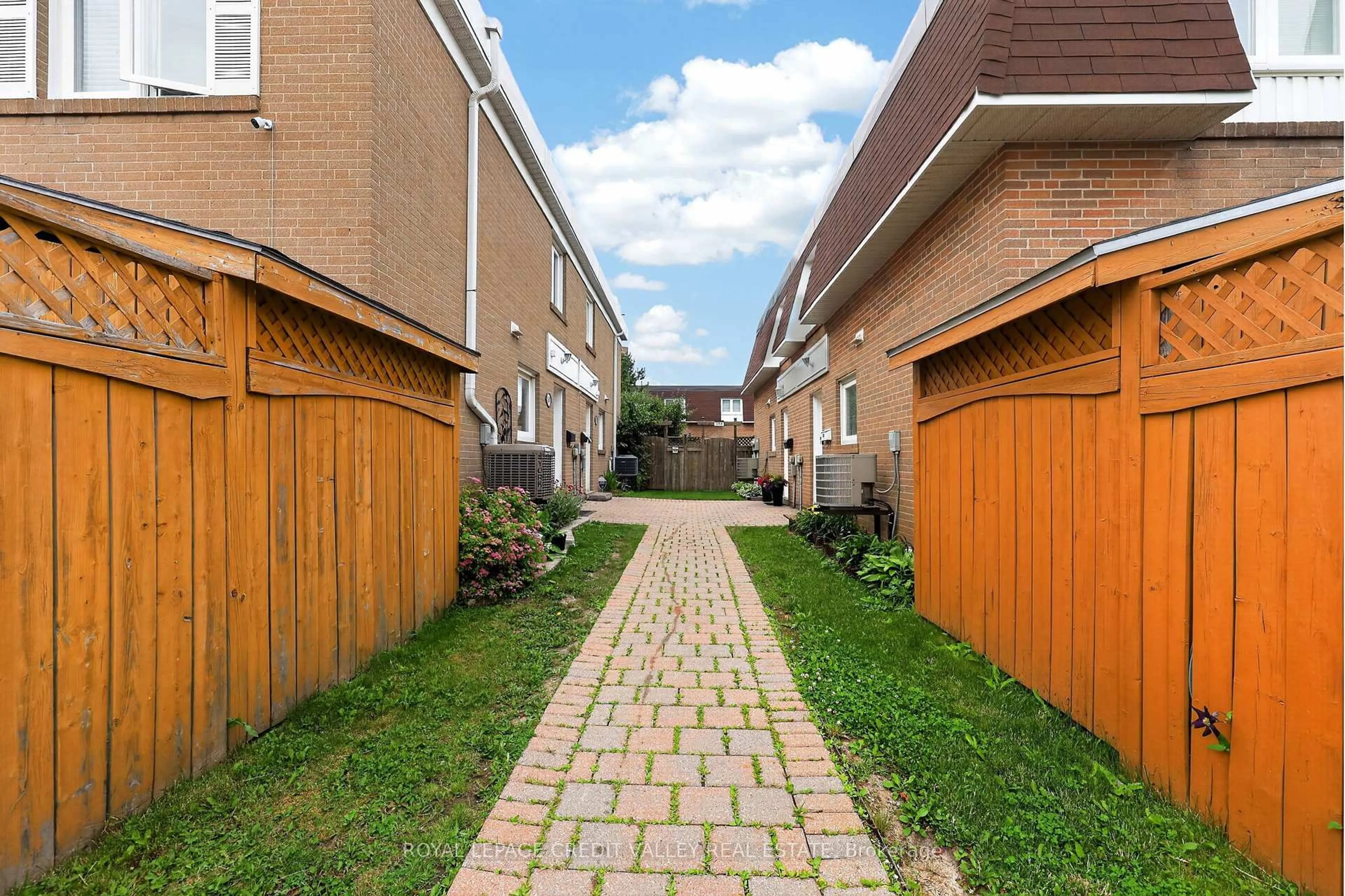 Patio, street for 184 Town House Cres #184, Brampton Ontario L6W 3C6