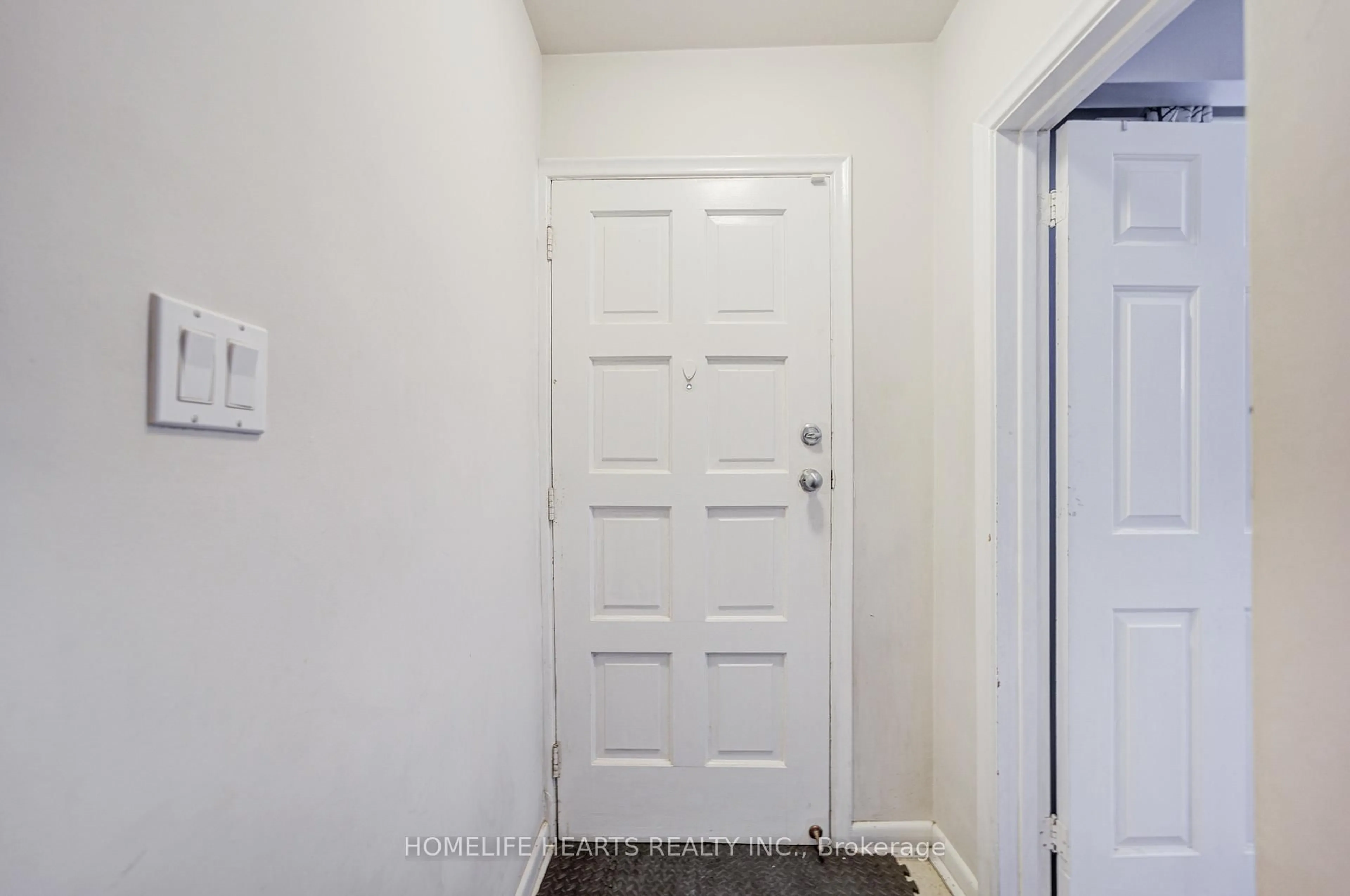 Indoor entryway for 23 Broadview Ave, Mississauga Ontario L5H 2S8