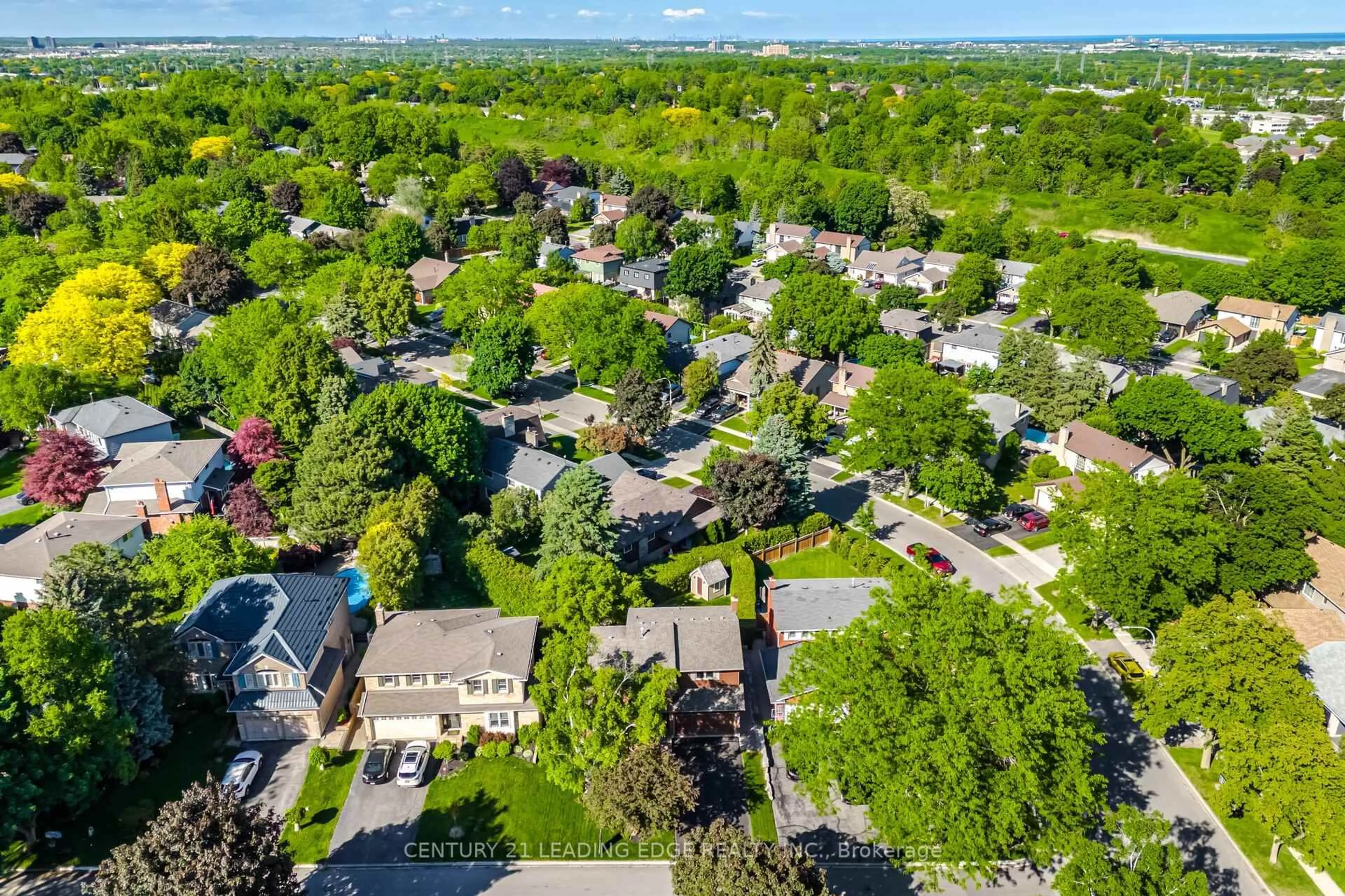A pic from outside/outdoor area/front of a property/back of a property/a pic from drone, street for 2203 Previn Crt, Burlington Ontario L7P 4J3