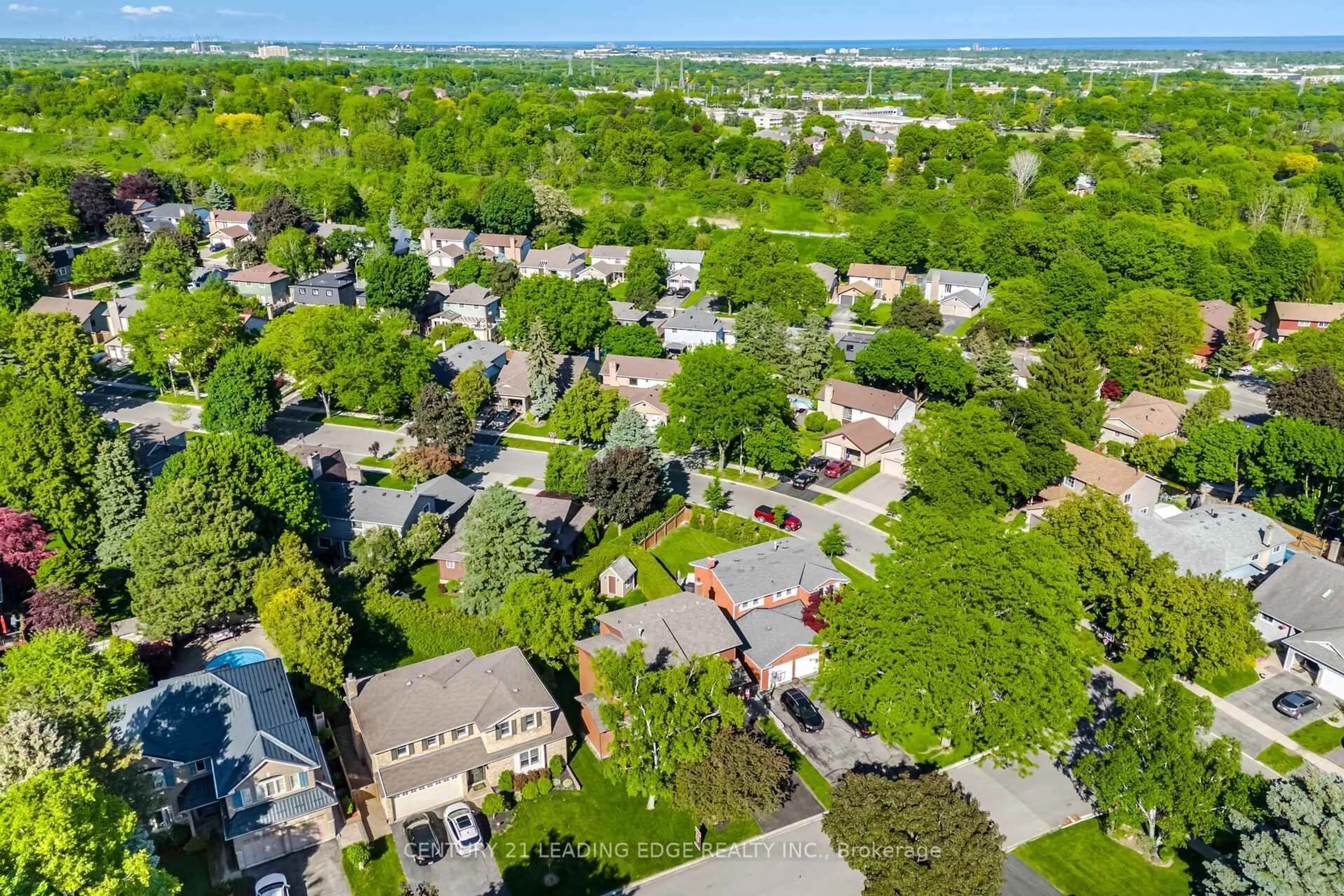 A pic from outside/outdoor area/front of a property/back of a property/a pic from drone, street for 2203 Previn Crt, Burlington Ontario L7P 4J3