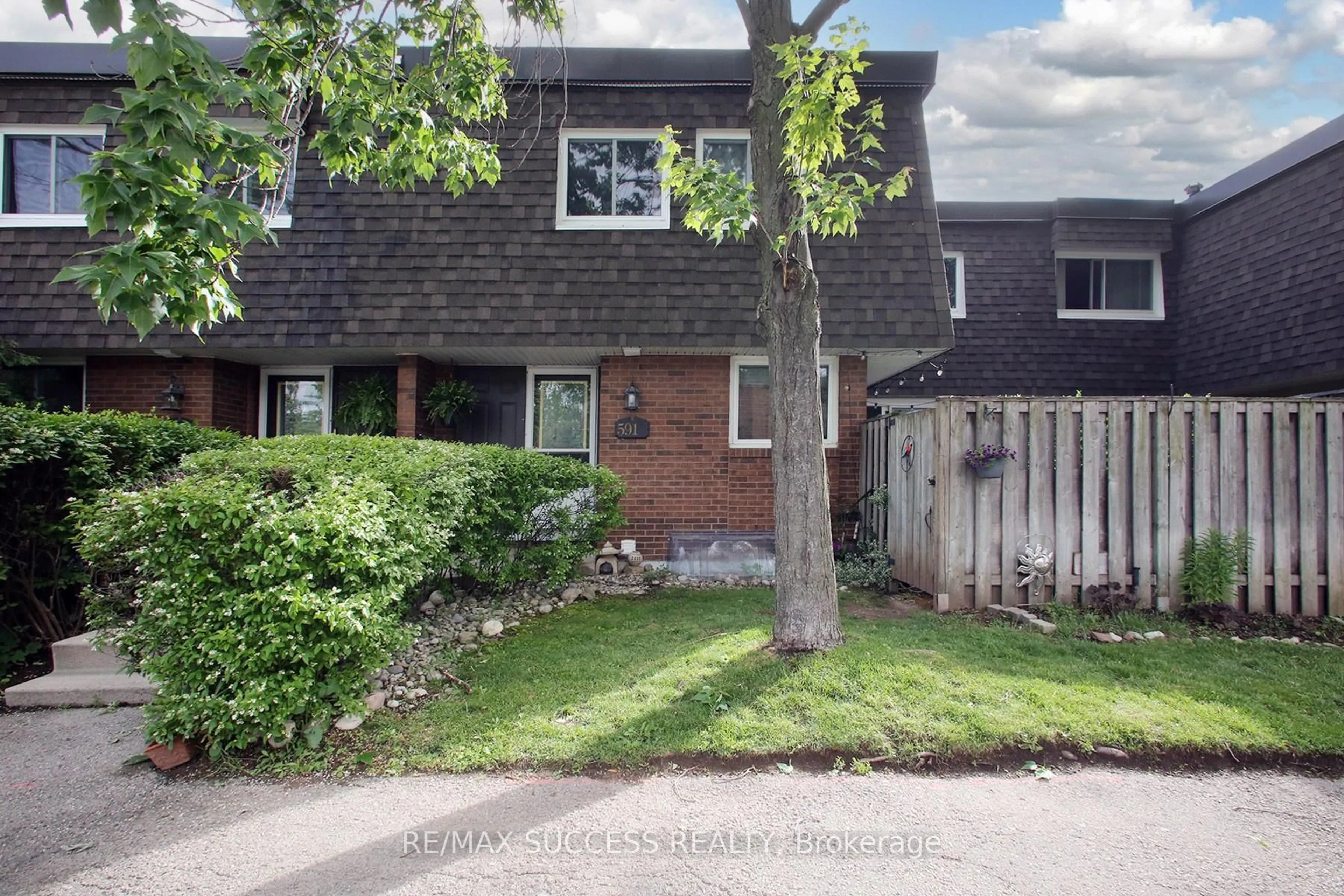 A pic from outside/outdoor area/front of a property/back of a property/a pic from drone, street for 591 Timber Lane #591, Burlington Ontario L7L 4B1