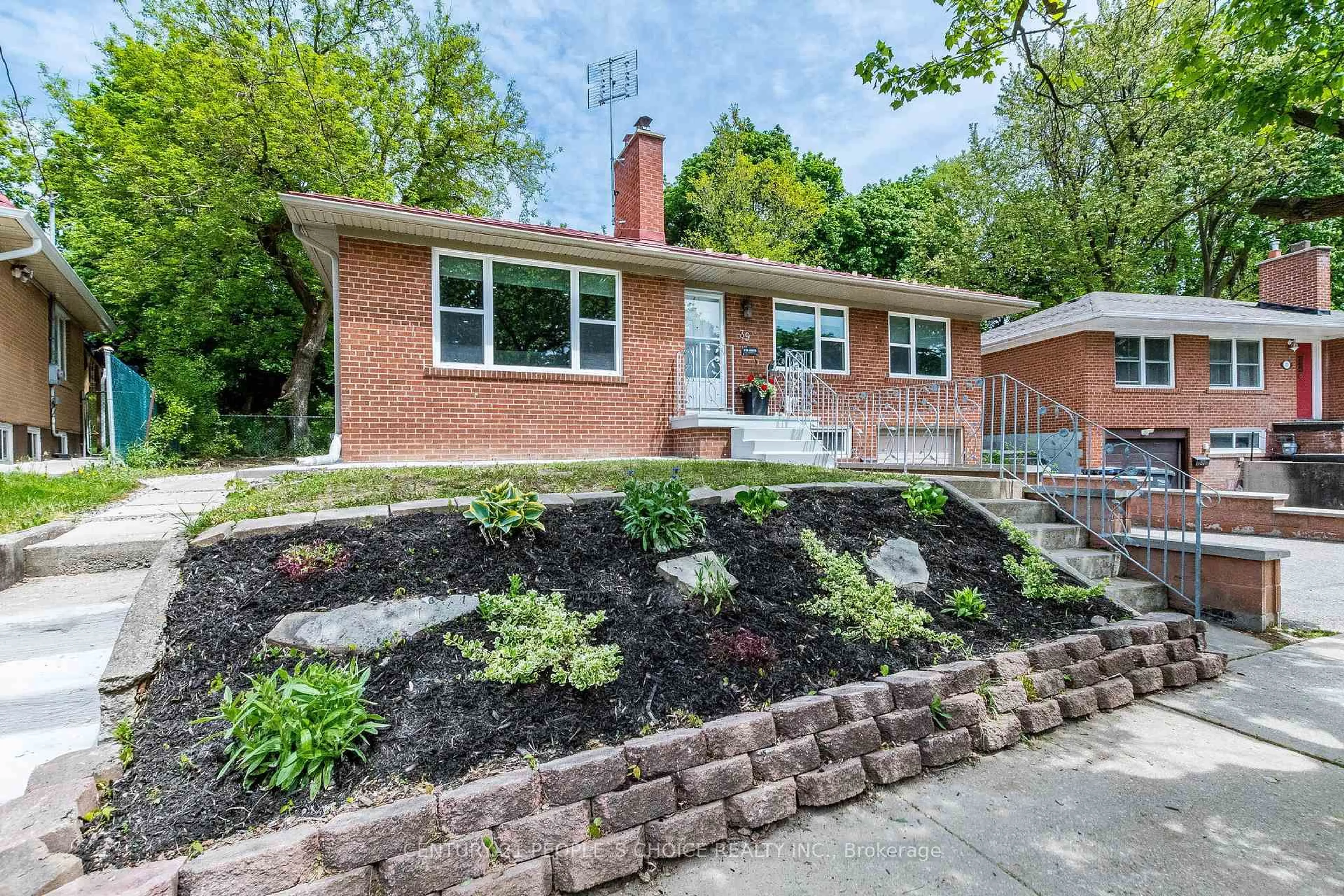 Home with brick exterior material, street for 39 Meadowland Dr, Brampton Ontario L6W 2R5