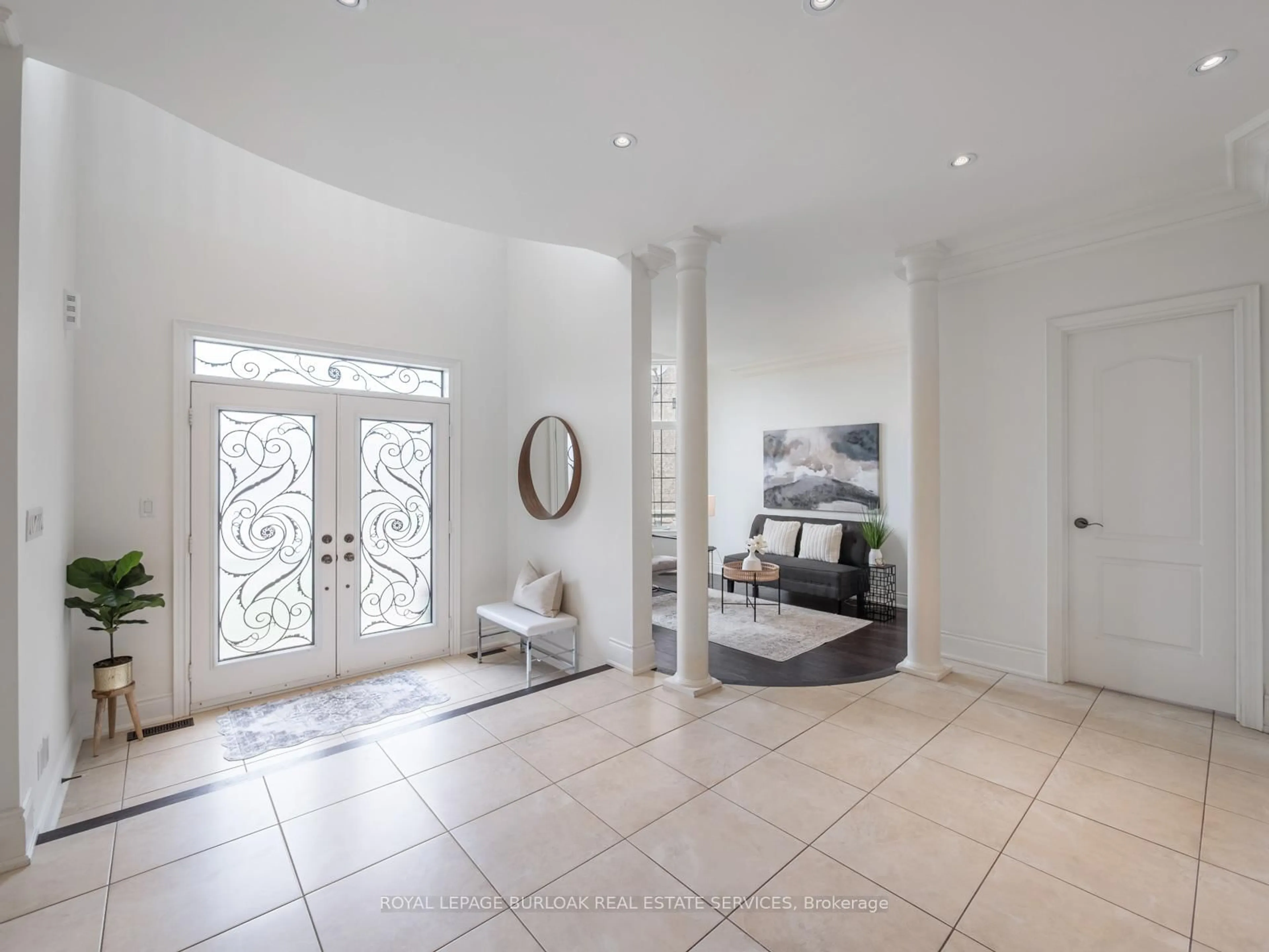 Indoor entryway for 655 Kozel Crt, Mississauga Ontario L4Z 4E4
