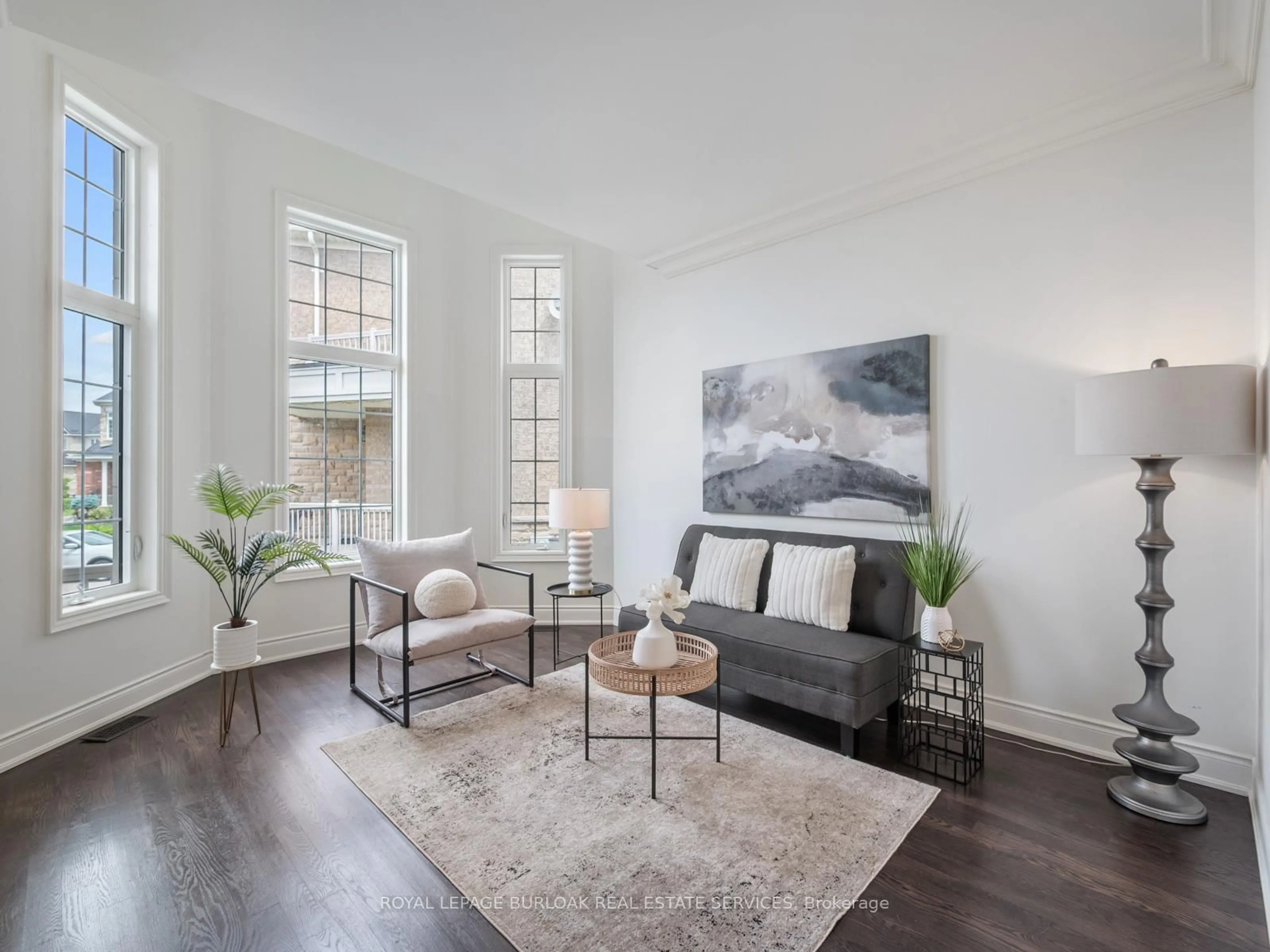 Living room with furniture, wood/laminate floor for 655 Kozel Crt, Mississauga Ontario L4Z 4E4