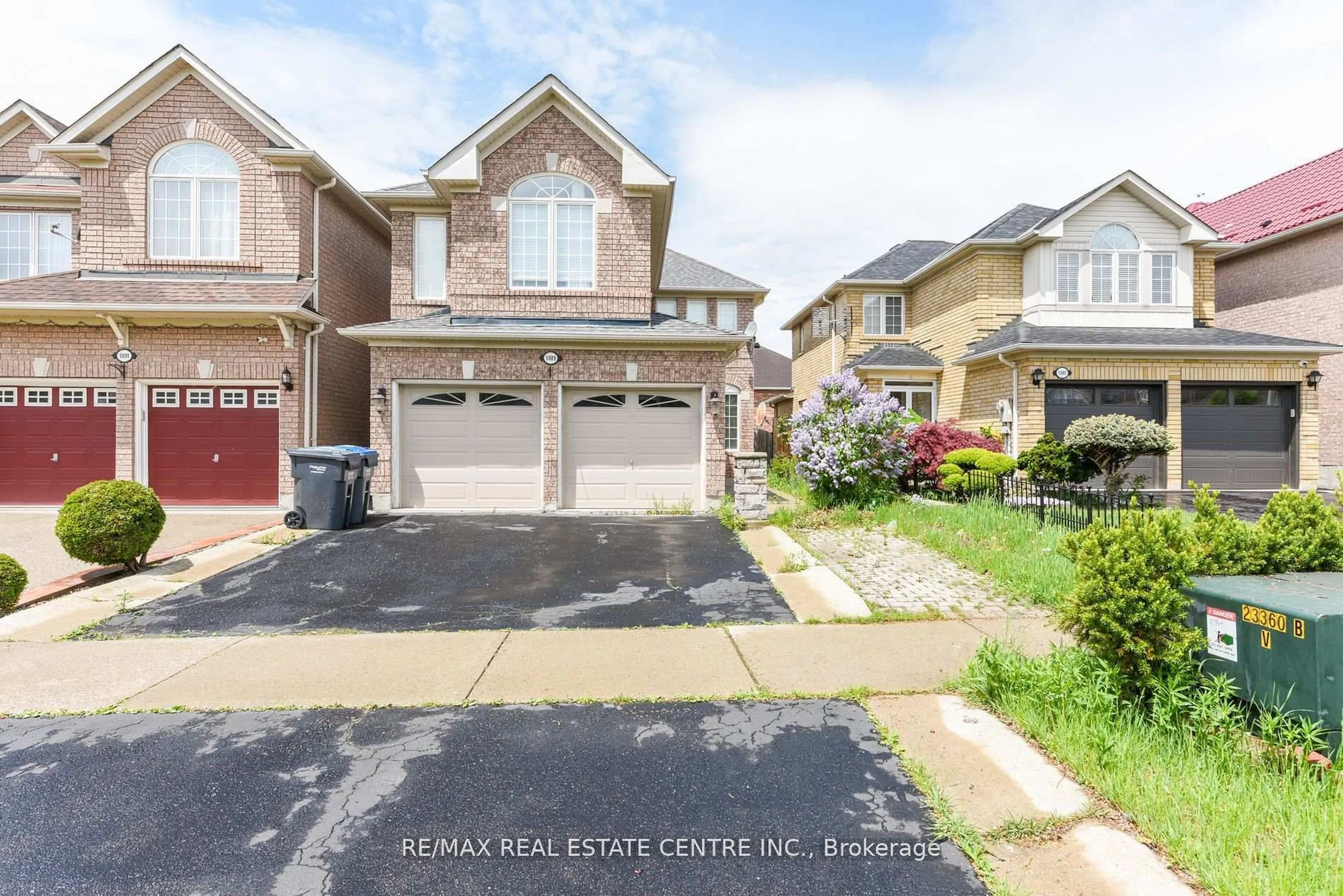 A pic from outside/outdoor area/front of a property/back of a property/a pic from drone, street for 5989 Sidmouth St, Mississauga Ontario L5V 2Z5