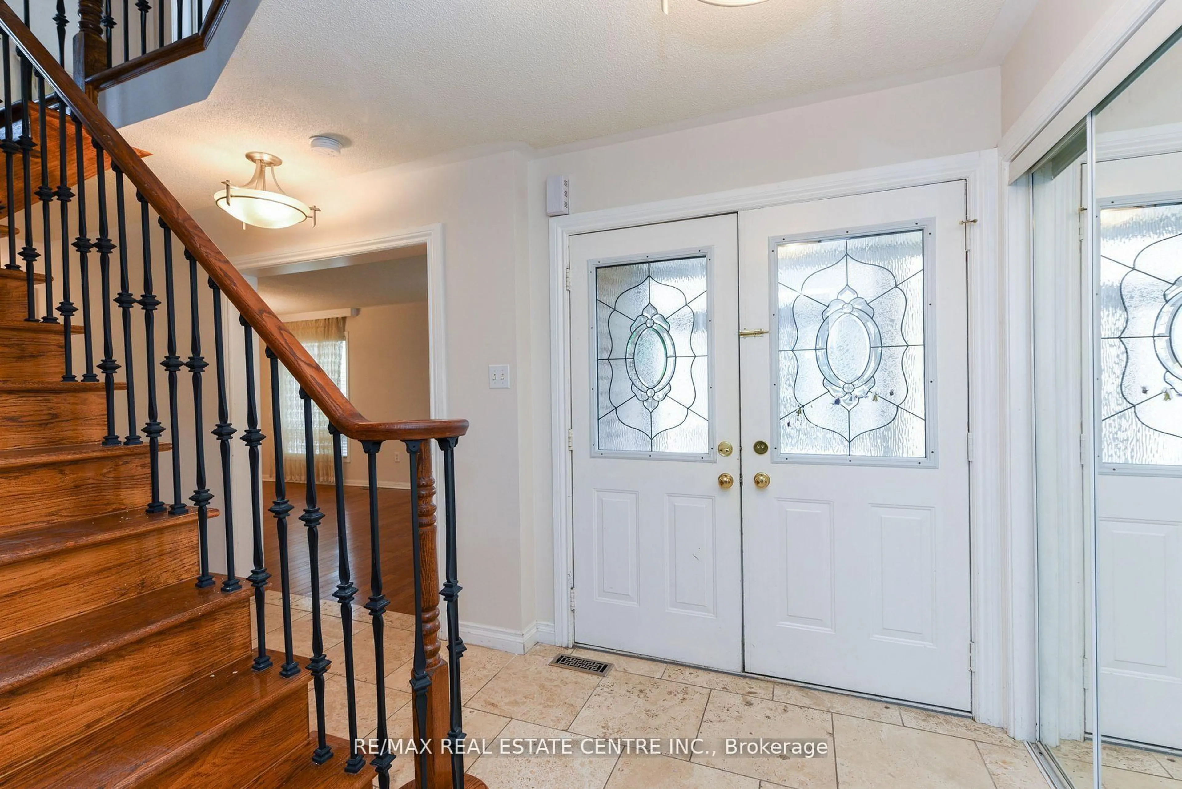 Indoor entryway for 5989 Sidmouth St, Mississauga Ontario L5V 2Z5
