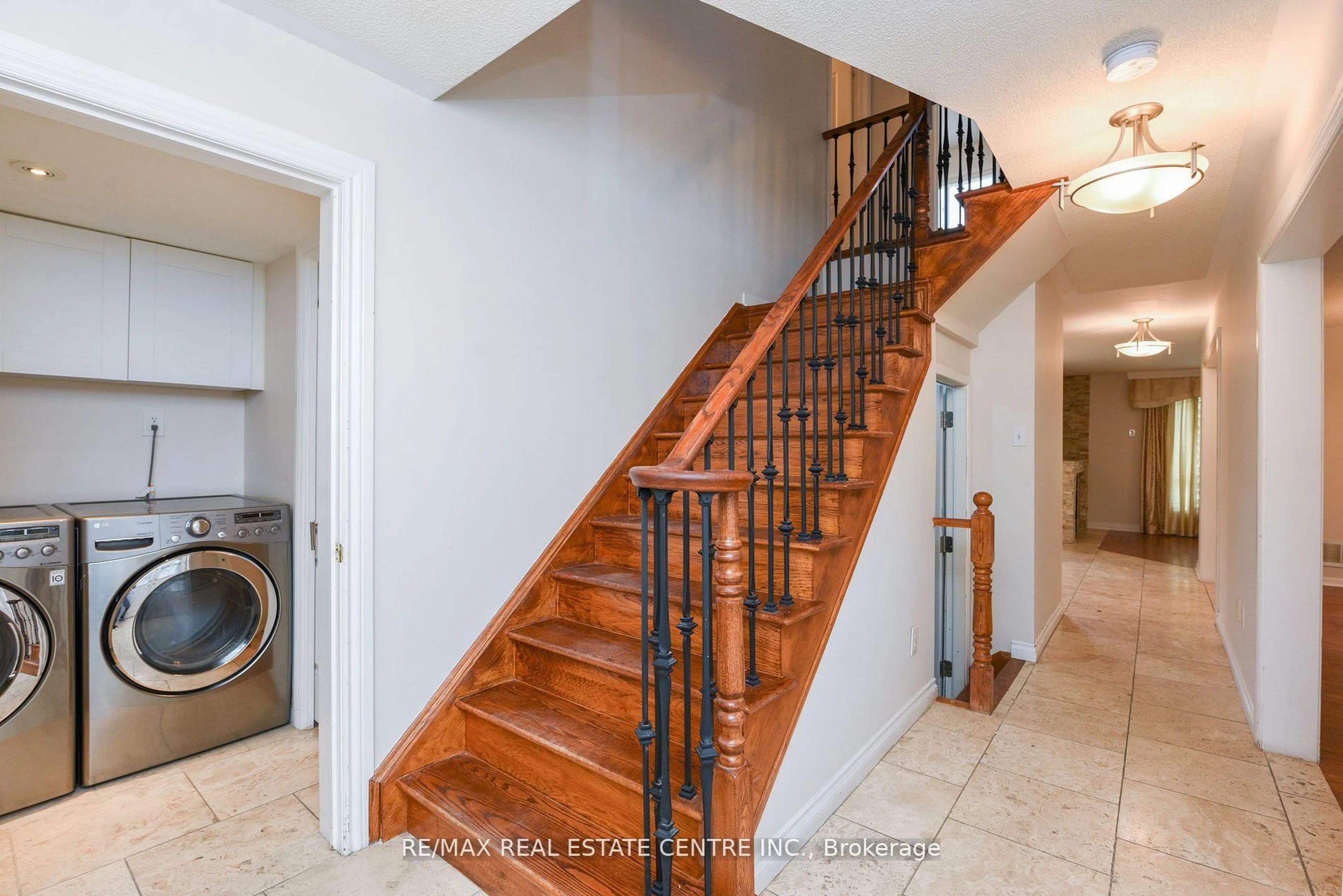 Indoor entryway for 5989 Sidmouth St, Mississauga Ontario L5V 2Z5