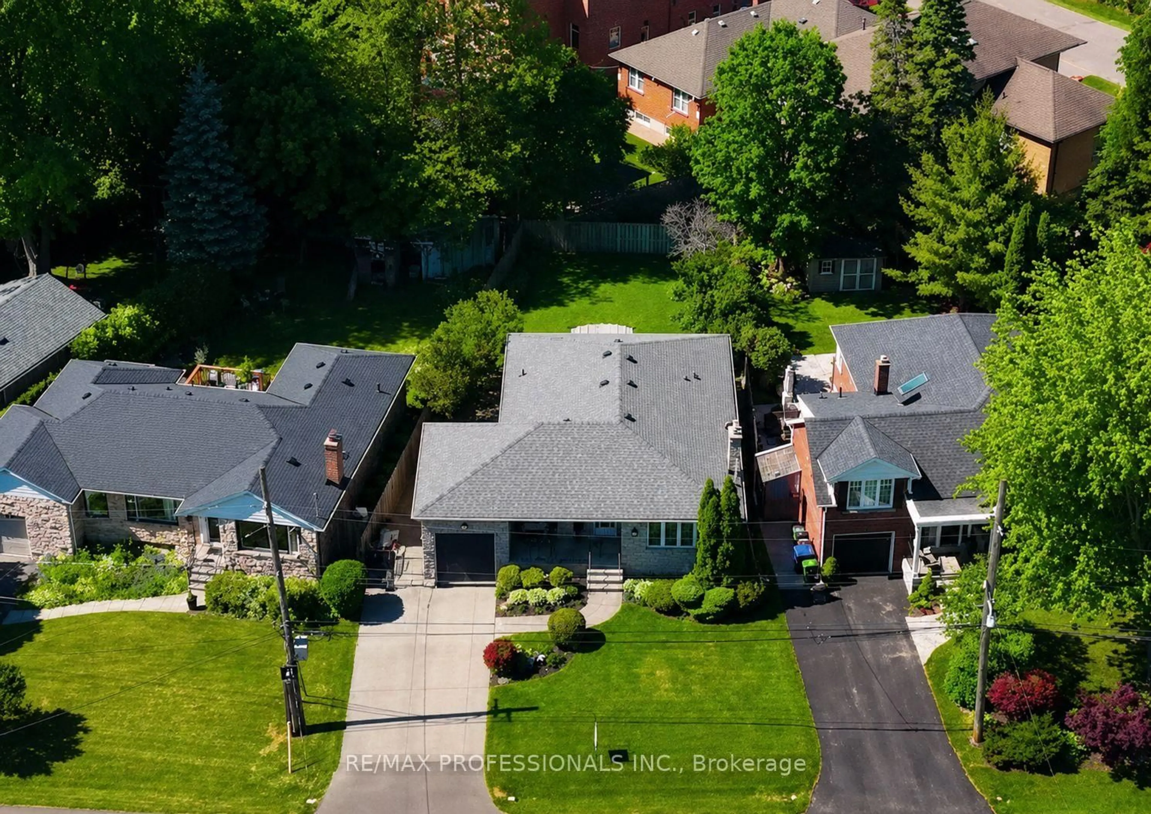 A pic from outside/outdoor area/front of a property/back of a property/a pic from drone, street for 28 Spring Garden Rd, Toronto Ontario M8Z 3X1