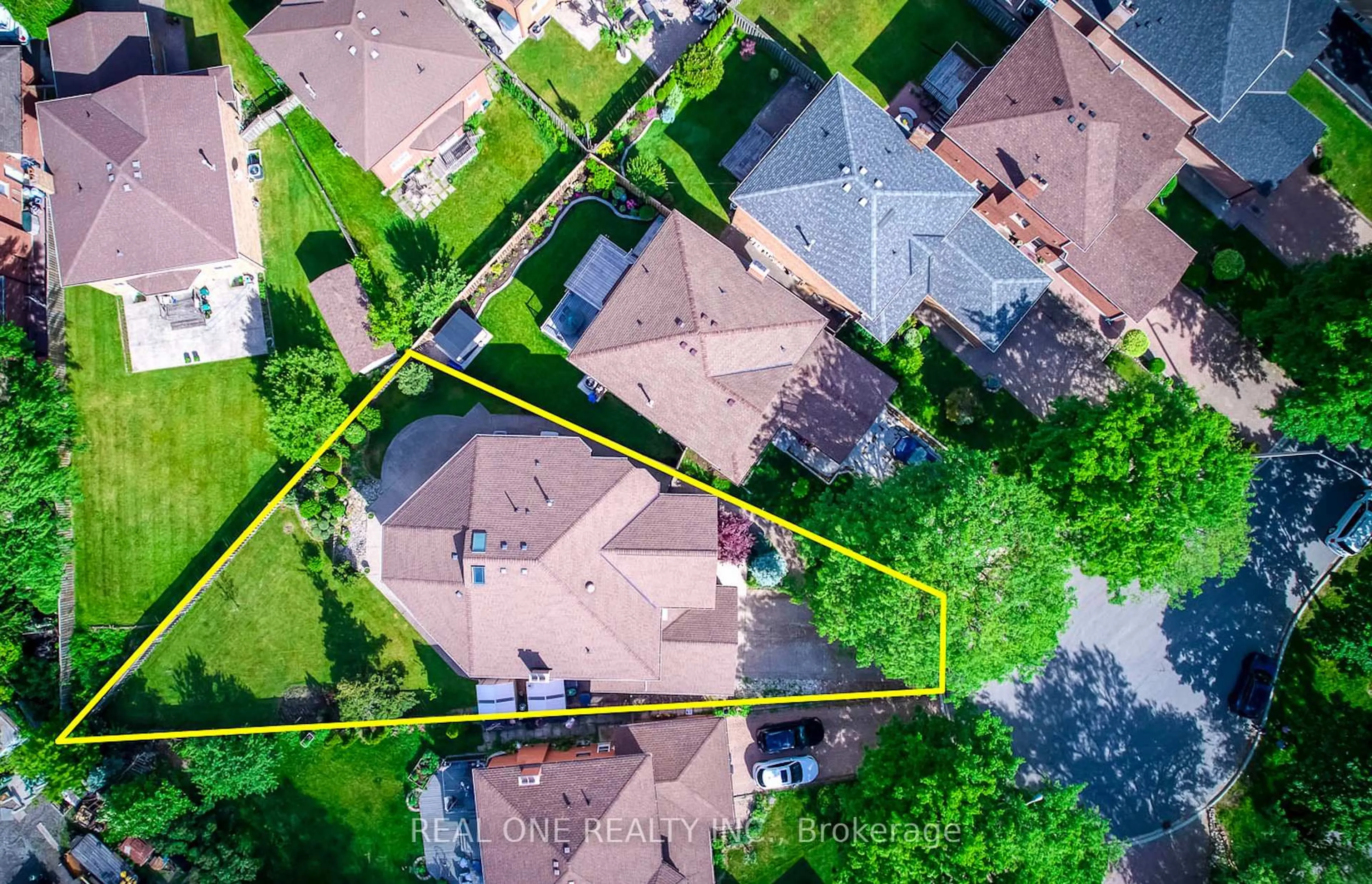 A pic from outside/outdoor area/front of a property/back of a property/a pic from drone, street for 71 Stock Ave, Toronto Ontario M8Z 5C5