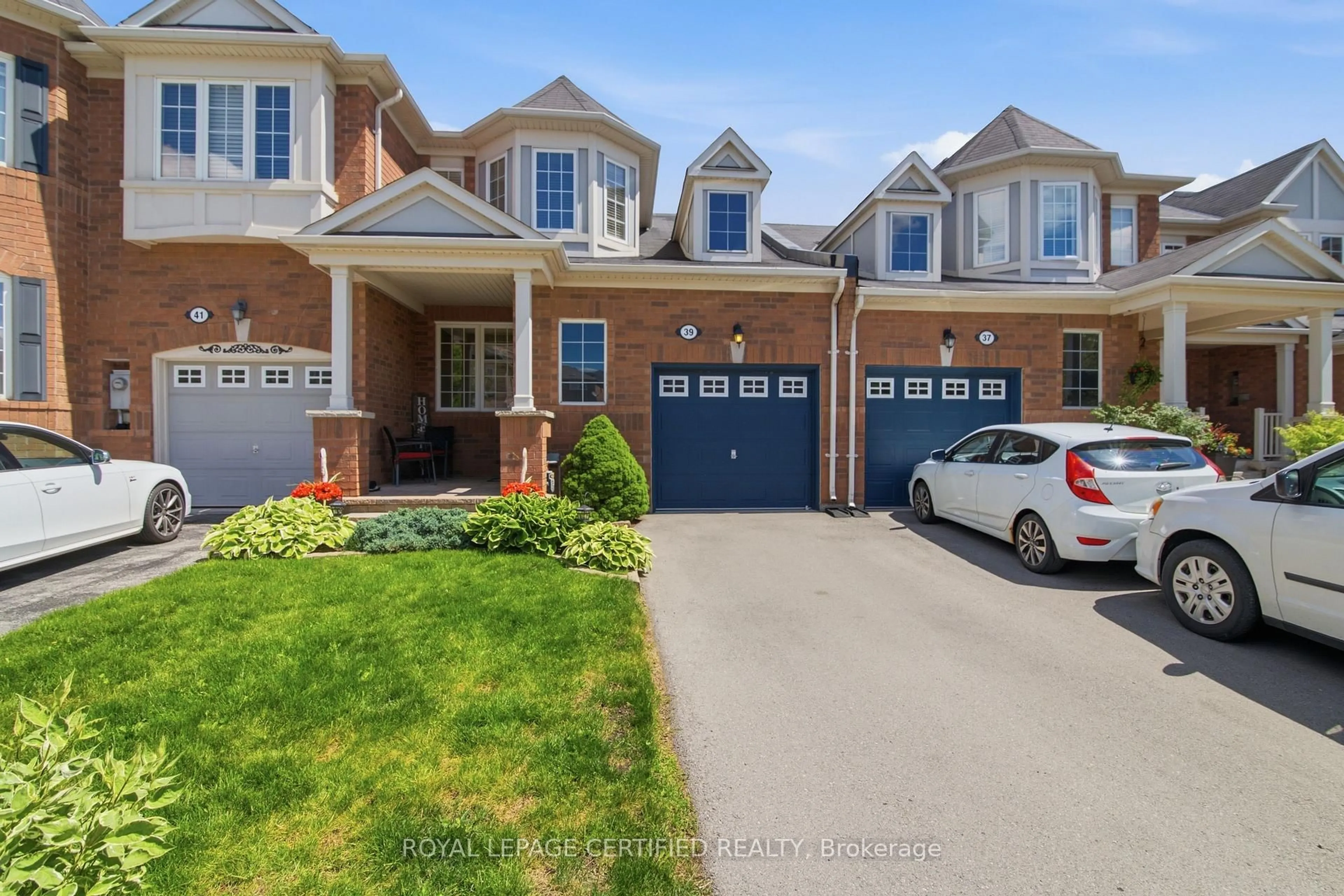A pic from outside/outdoor area/front of a property/back of a property/a pic from drone, street for 39 Van Fleet Terr, Milton Ontario L9T 0Y4