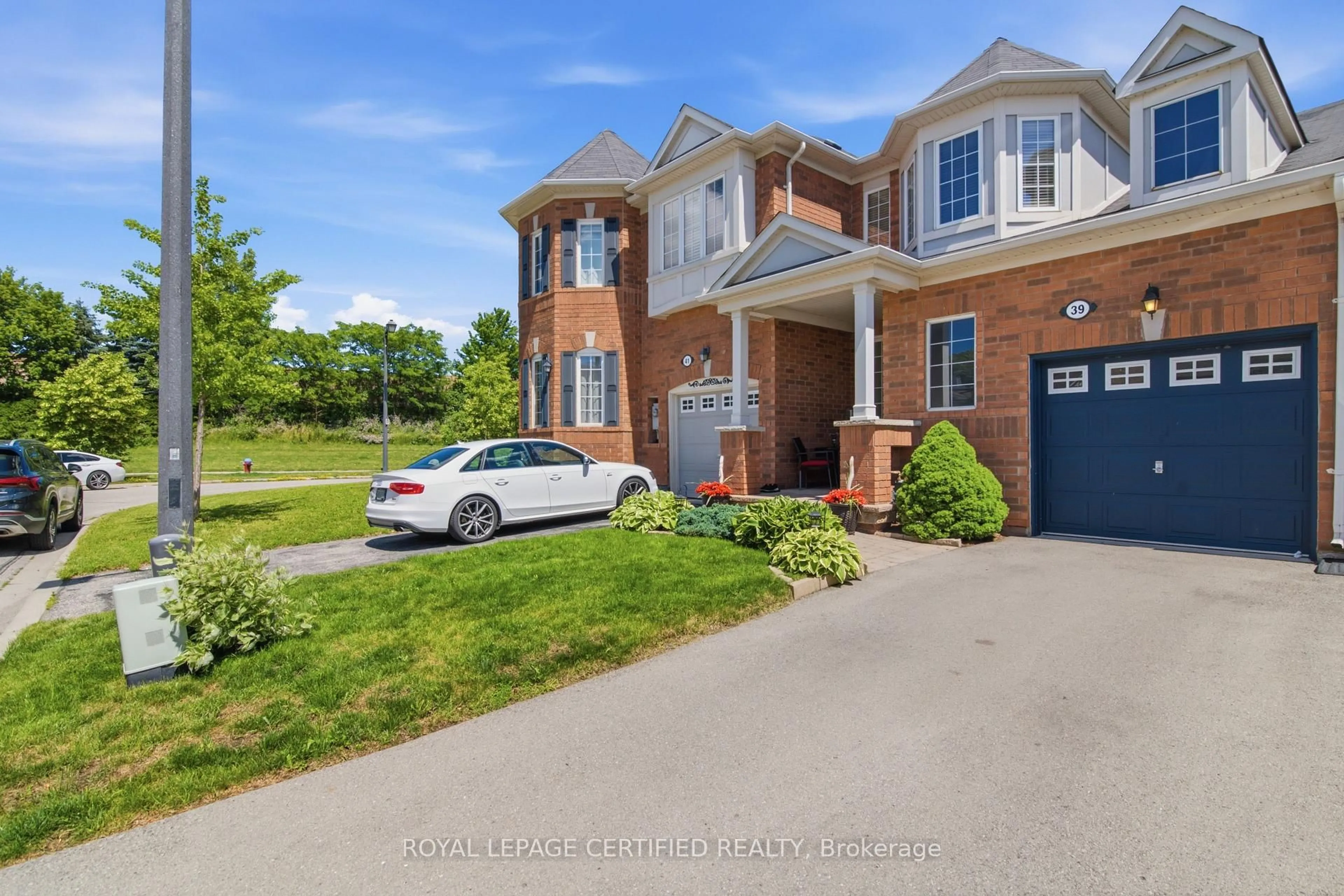 A pic from outside/outdoor area/front of a property/back of a property/a pic from drone, street for 39 Van Fleet Terr, Milton Ontario L9T 0Y4