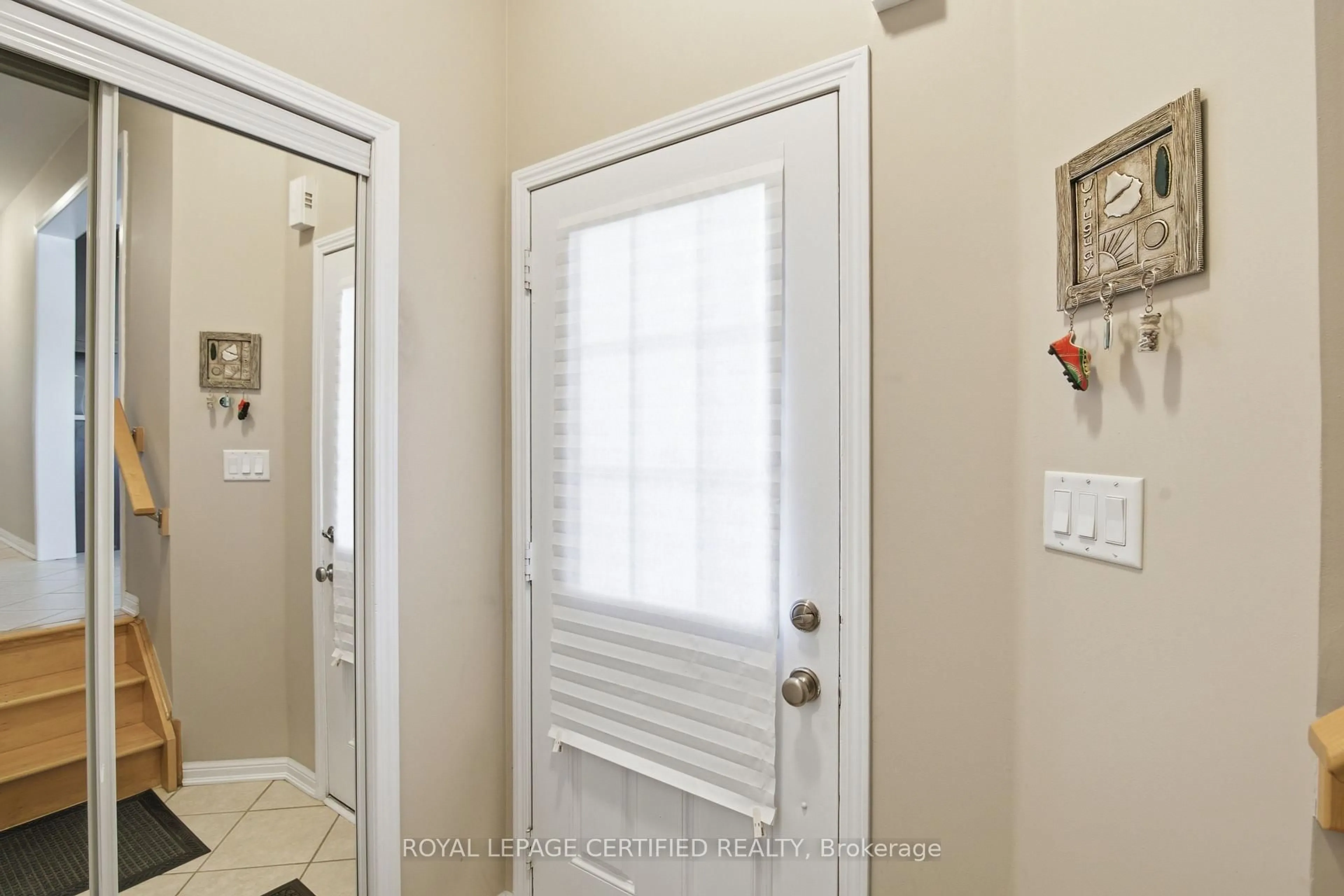 Indoor entryway for 39 Van Fleet Terr, Milton Ontario L9T 0Y4