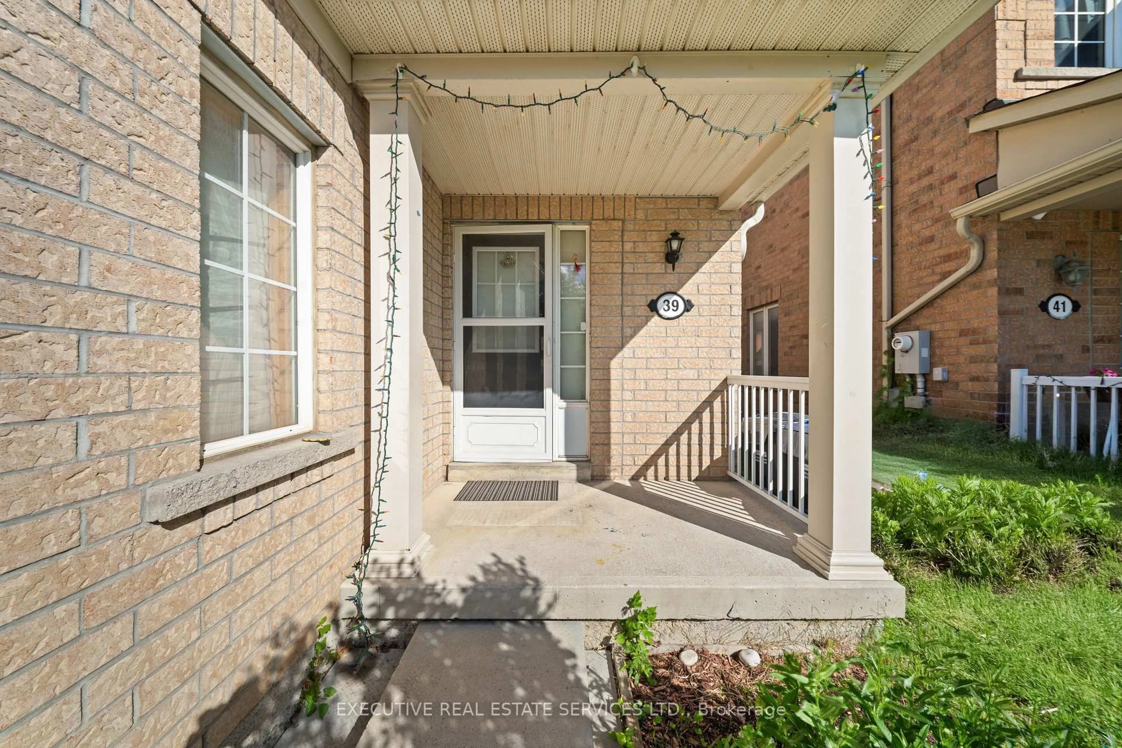 Indoor entryway for 39 Kintyre St, Brampton Ontario L6Z 0E5