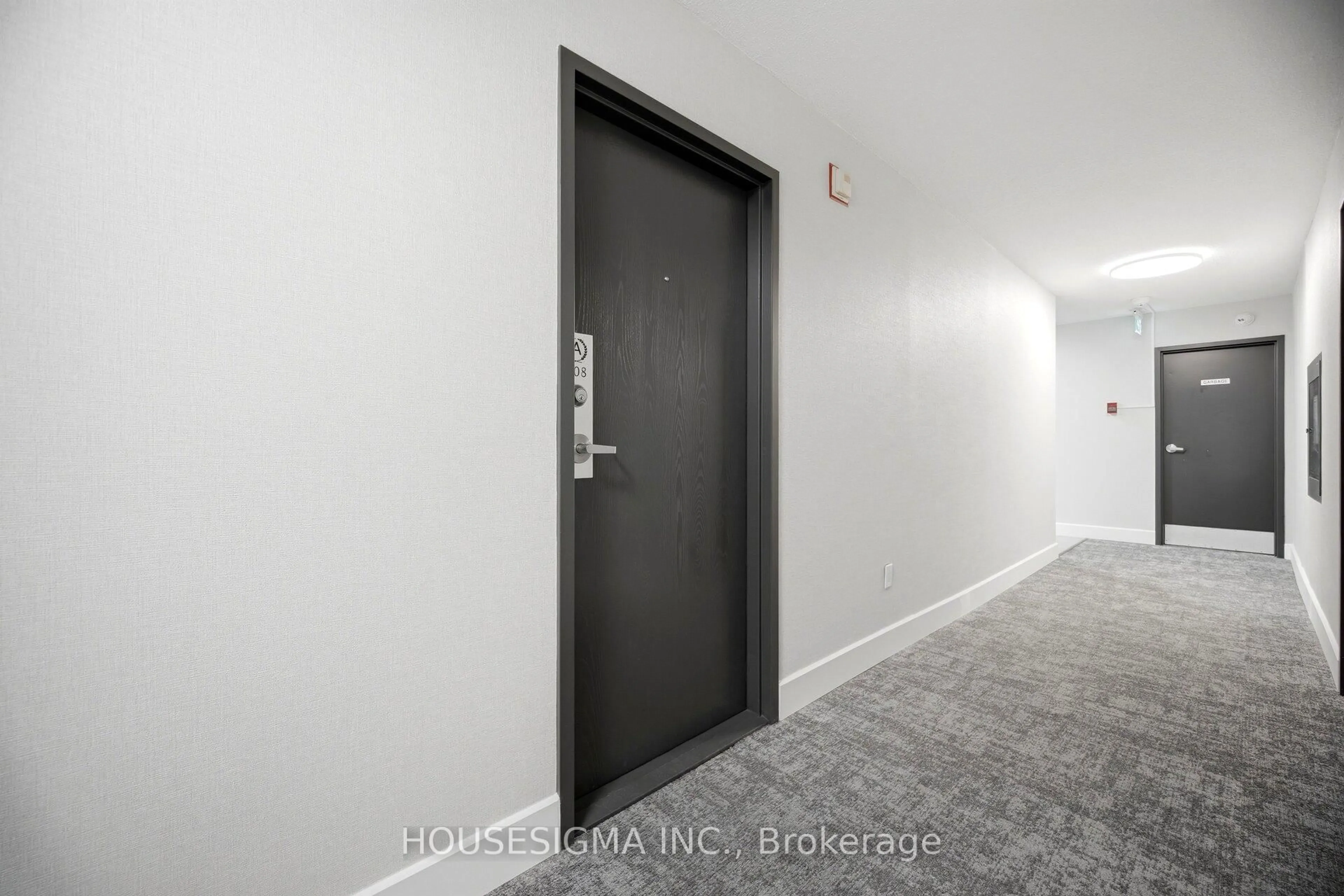 Indoor foyer for 2929 Aquitaine Ave #408, Mississauga Ontario L5N 2C7