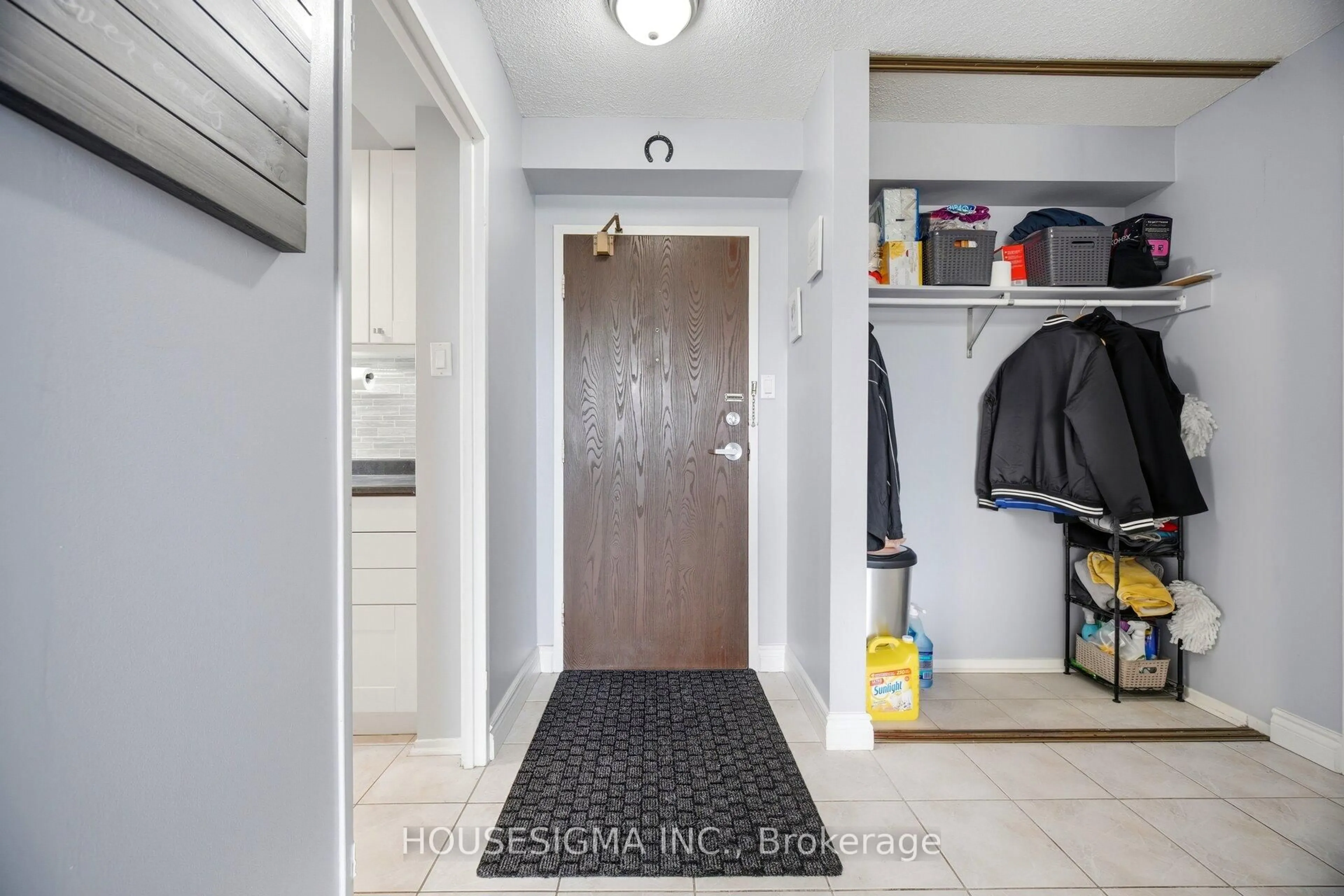 Indoor entryway for 2929 Aquitaine Ave #408, Mississauga Ontario L5N 2C7