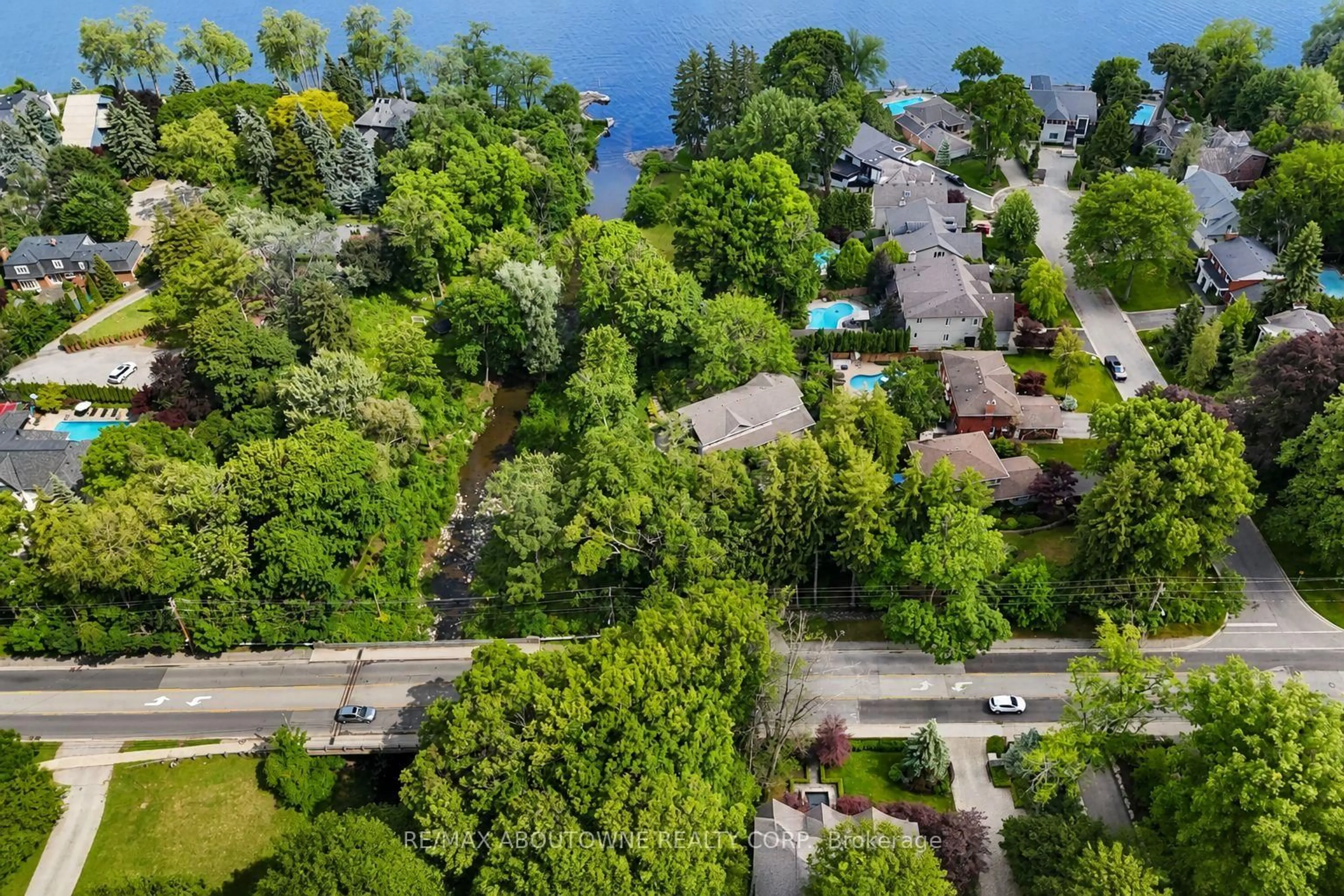 A pic from outside/outdoor area/front of a property/back of a property/a pic from drone, water/lake/river/ocean view for 5052 Lakeshore Rd, Burlington Ontario L7L 1B9