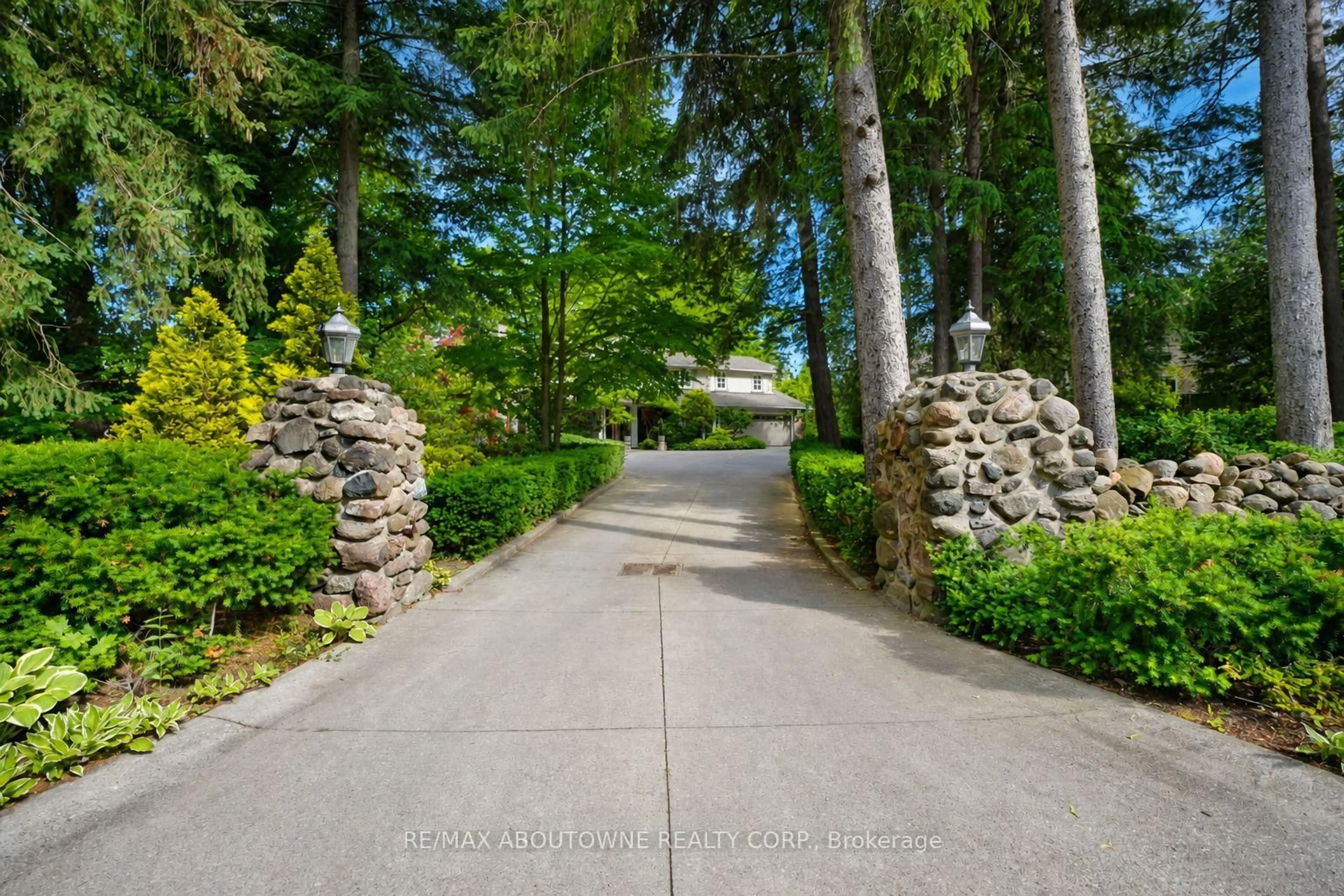 Patio, street for 5052 Lakeshore Rd, Burlington Ontario L7L 1B9
