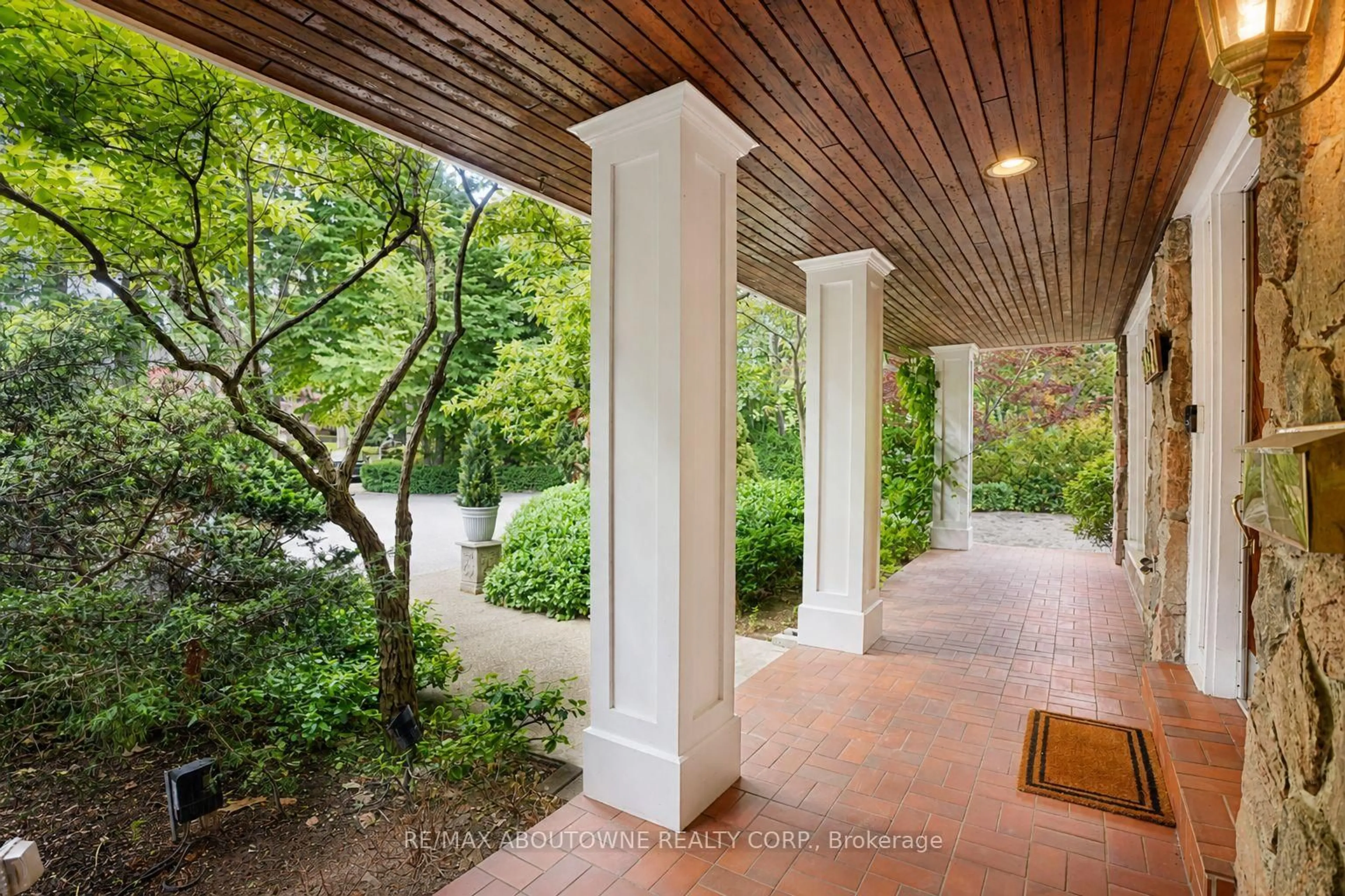Patio, street for 5052 Lakeshore Rd, Burlington Ontario L7L 1B9
