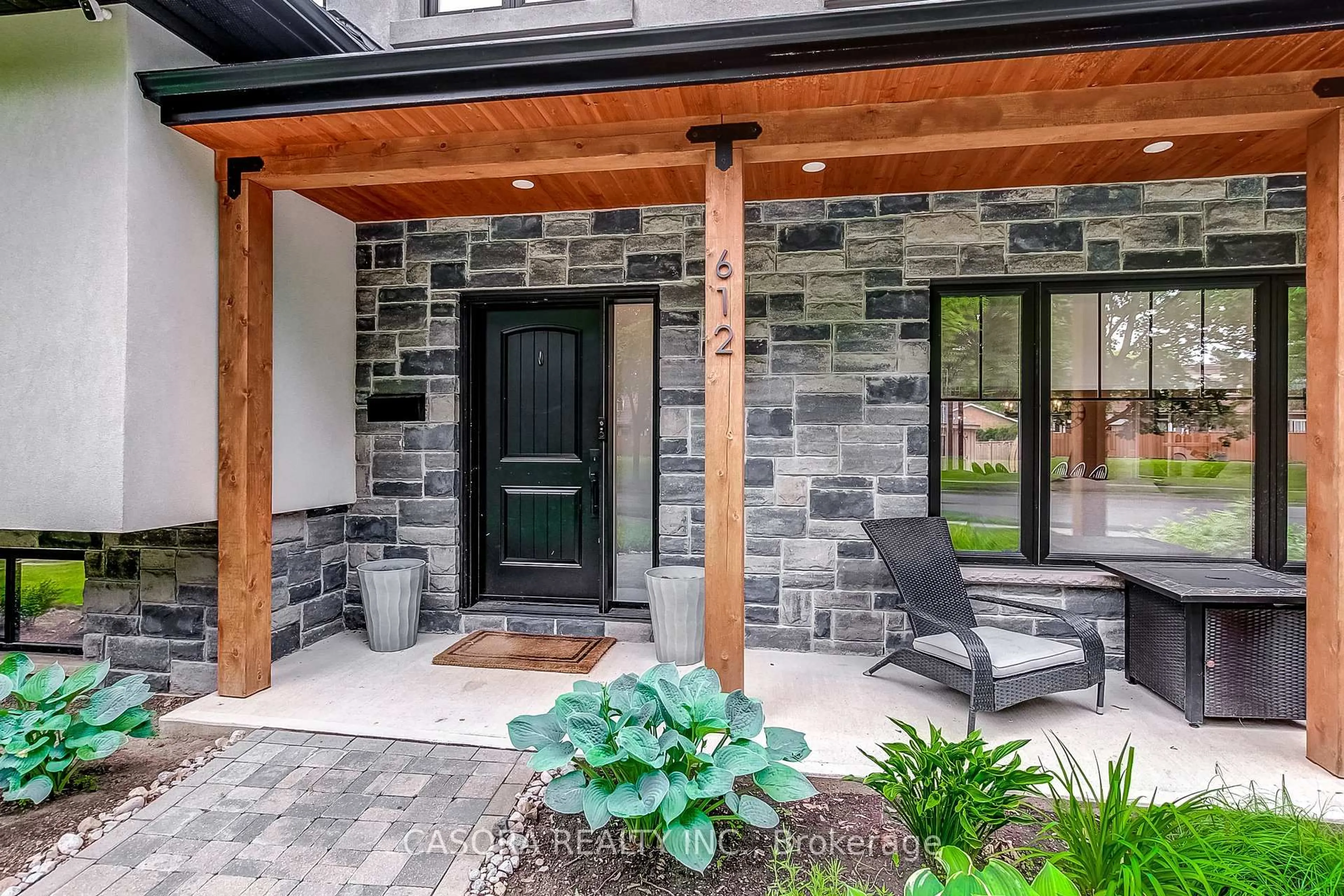 Indoor entryway for 612 Marley Rd, Burlington Ontario L7T 3R7