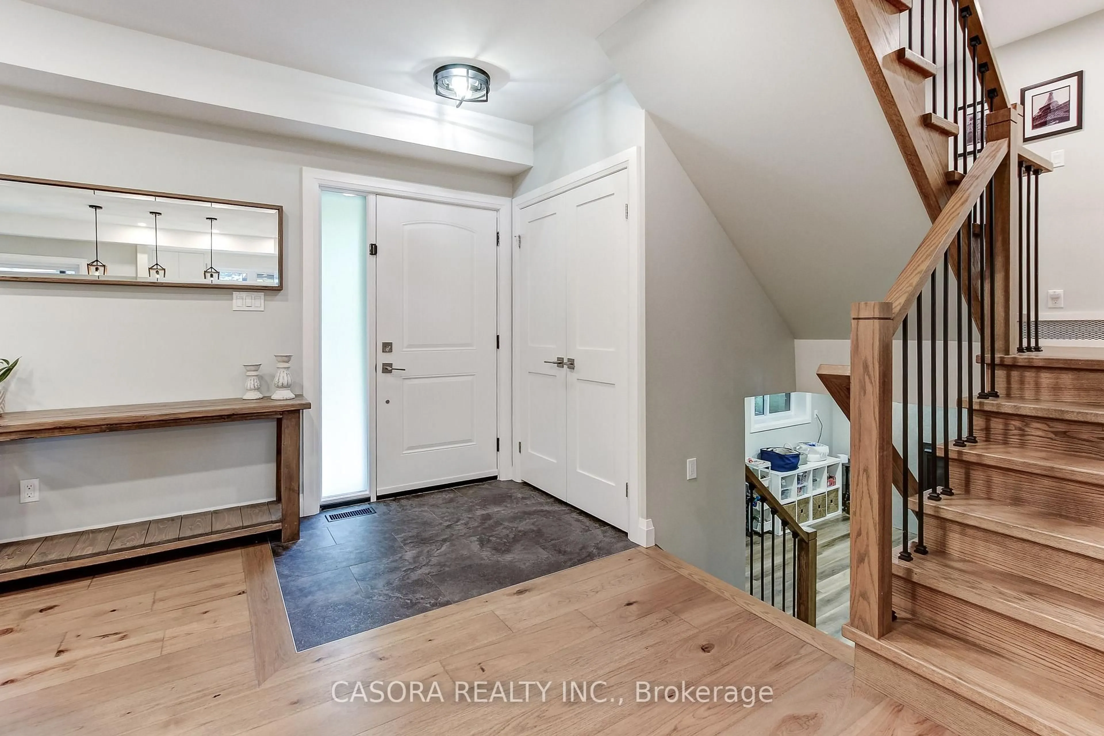 Indoor entryway for 612 Marley Rd, Burlington Ontario L7T 3R7