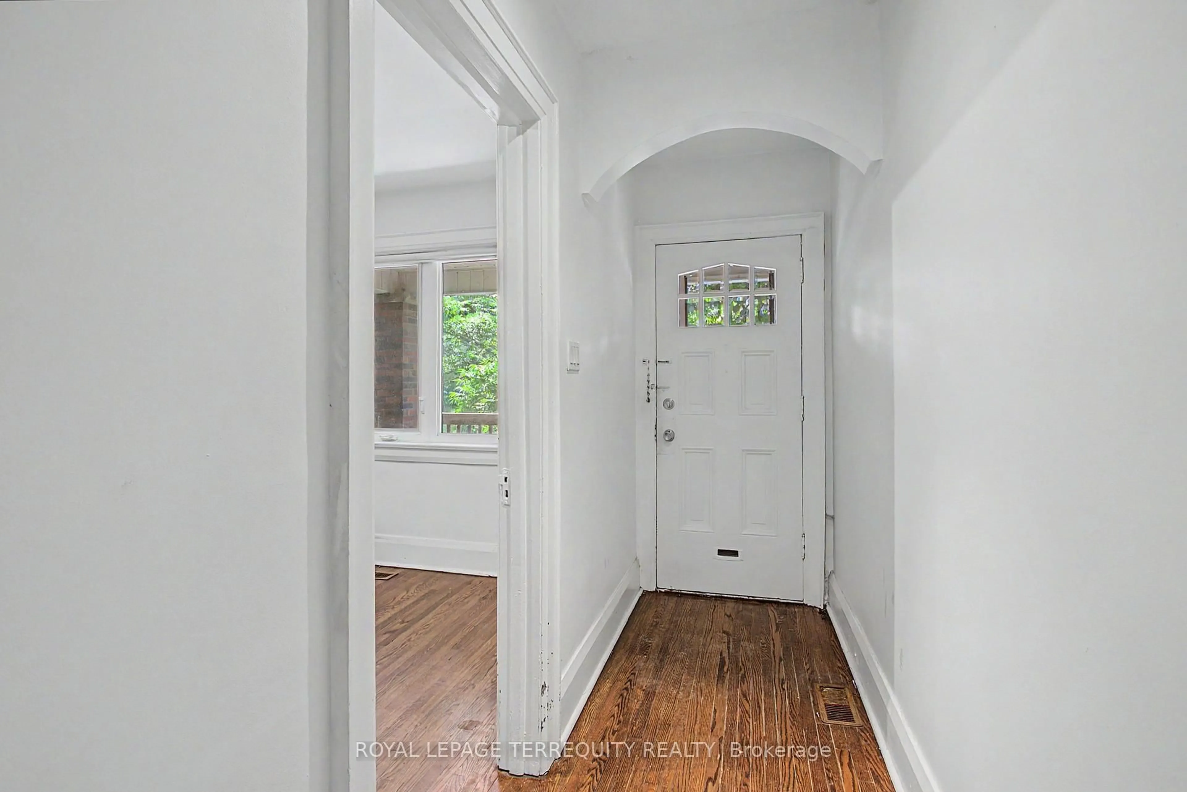 Indoor entryway for 122 Ascot Ave, Toronto Ontario M6E 1G2