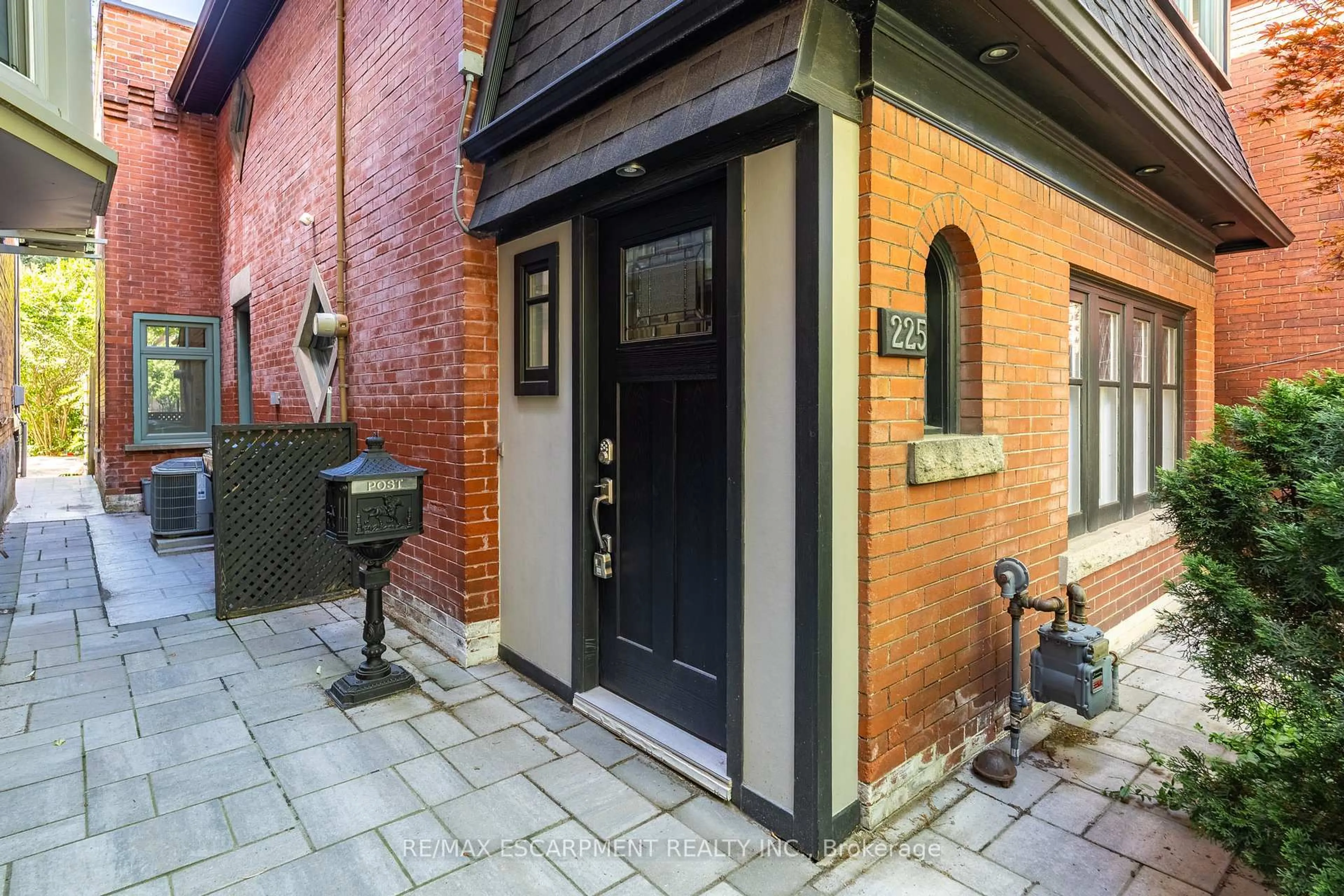 A pic from outside/outdoor area/front of a property/back of a property/a pic from drone, street for 225 Oakmount Rd, Toronto Ontario M6P 3K3