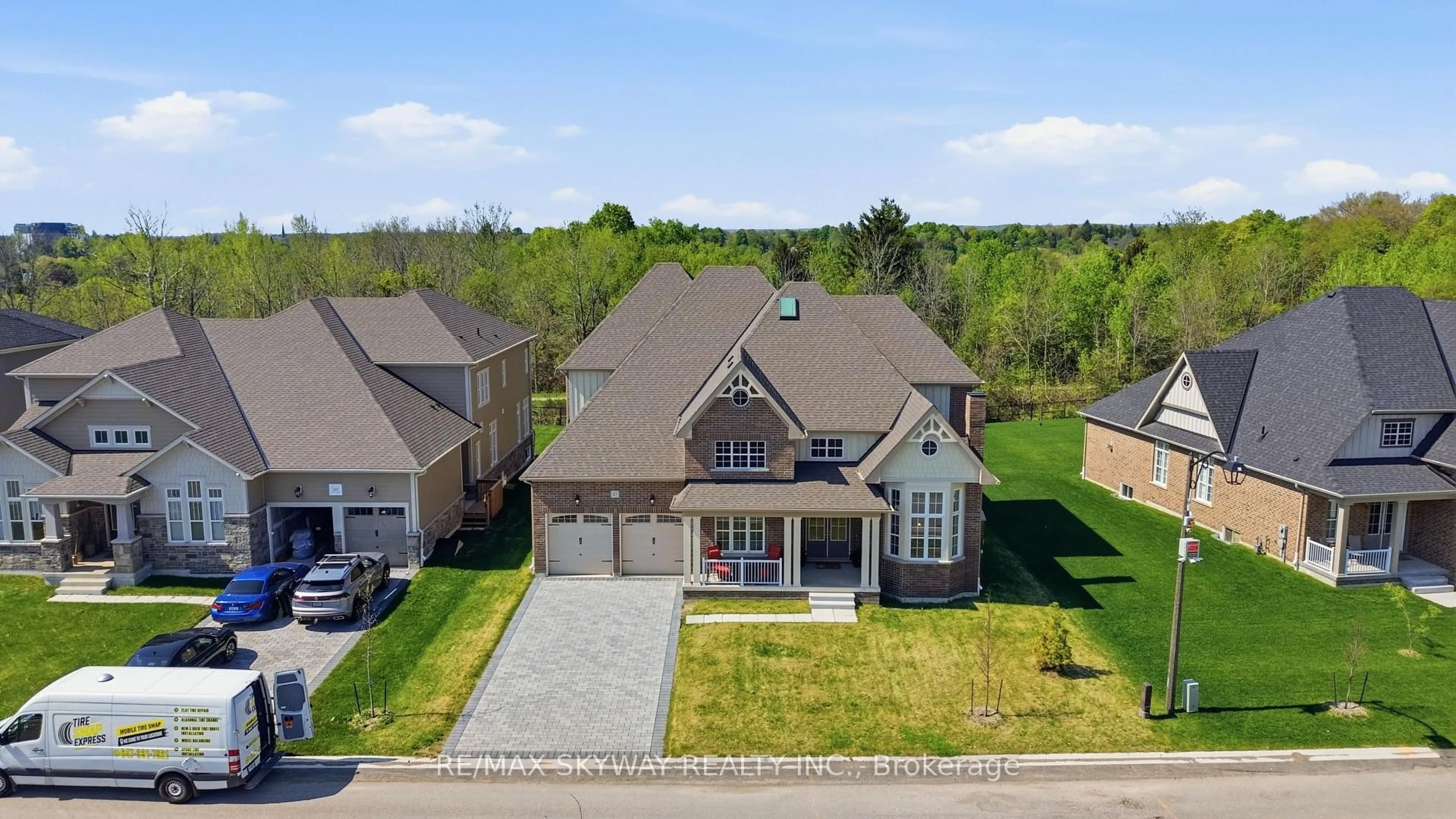 A pic from outside/outdoor area/front of a property/back of a property/a pic from drone, street for 27 Gamble St, Halton Hills Ontario L7G 0P3