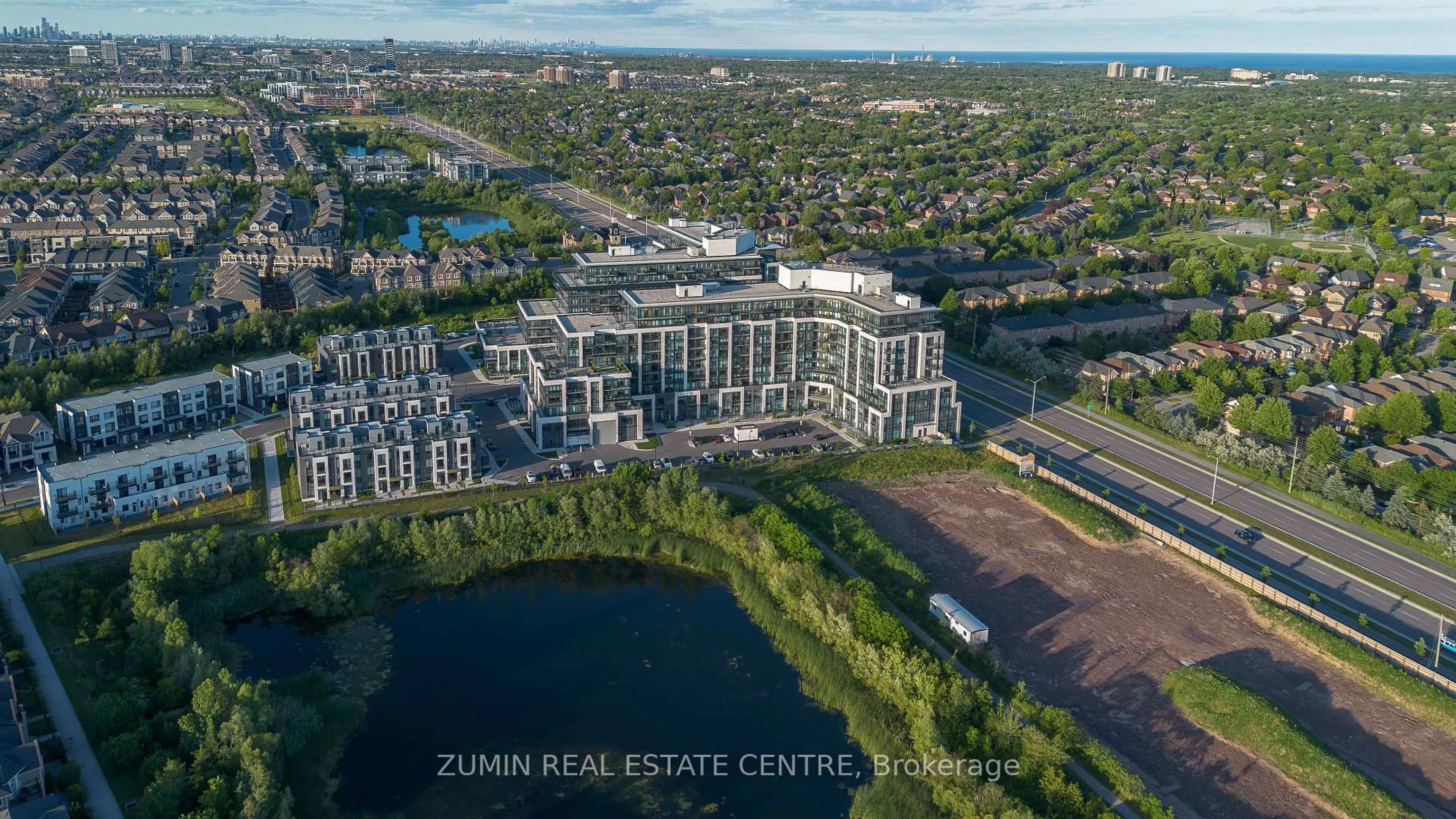 A pic from outside/outdoor area/front of a property/back of a property/a pic from drone, water/lake/river/ocean view for 405 Dundas St #526, Oakville Ontario L6M 5P4