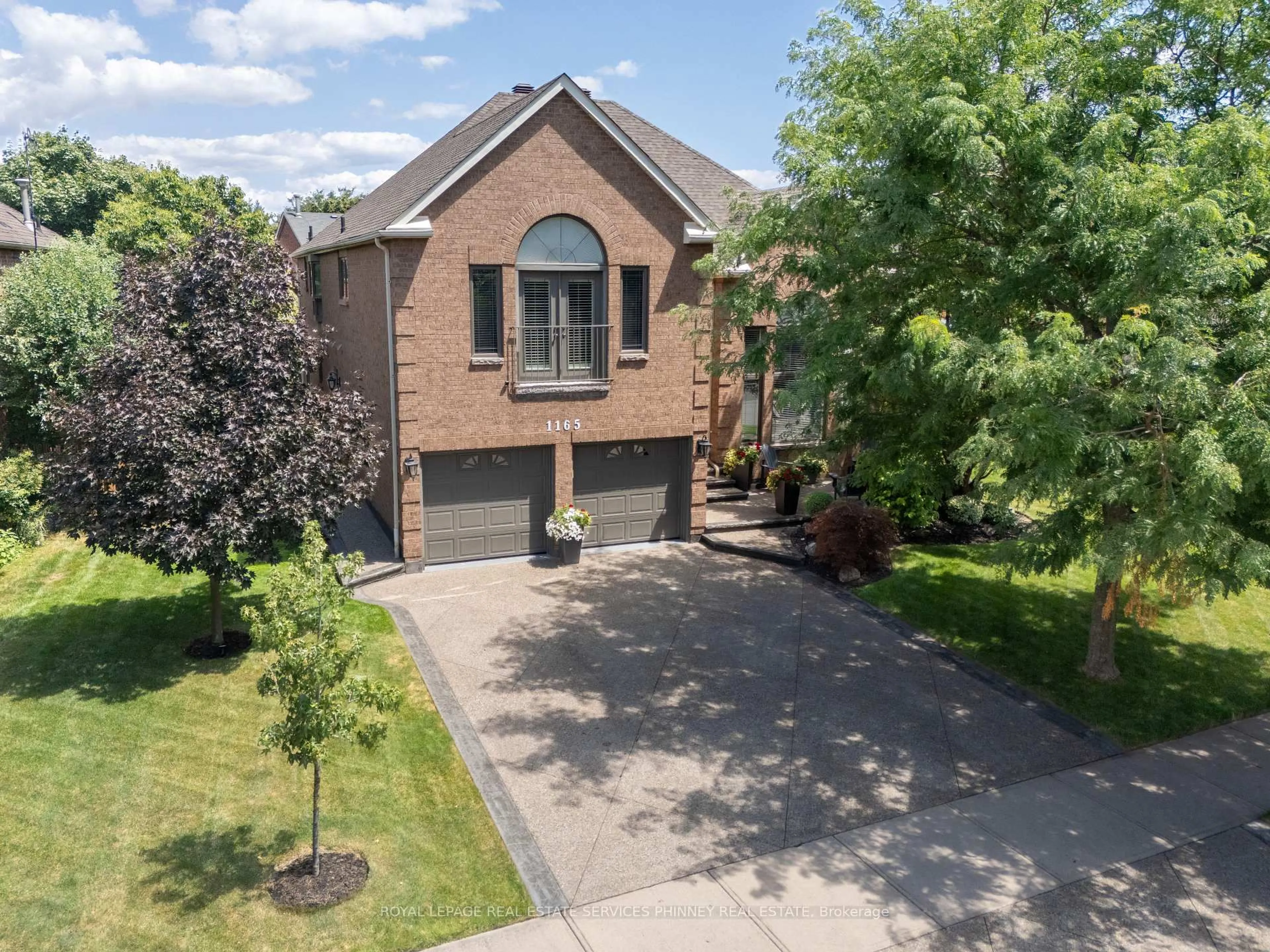A pic from outside/outdoor area/front of a property/back of a property/a pic from drone, street for 1165 Jeff Dr, Oakville Ontario L6J 7N7