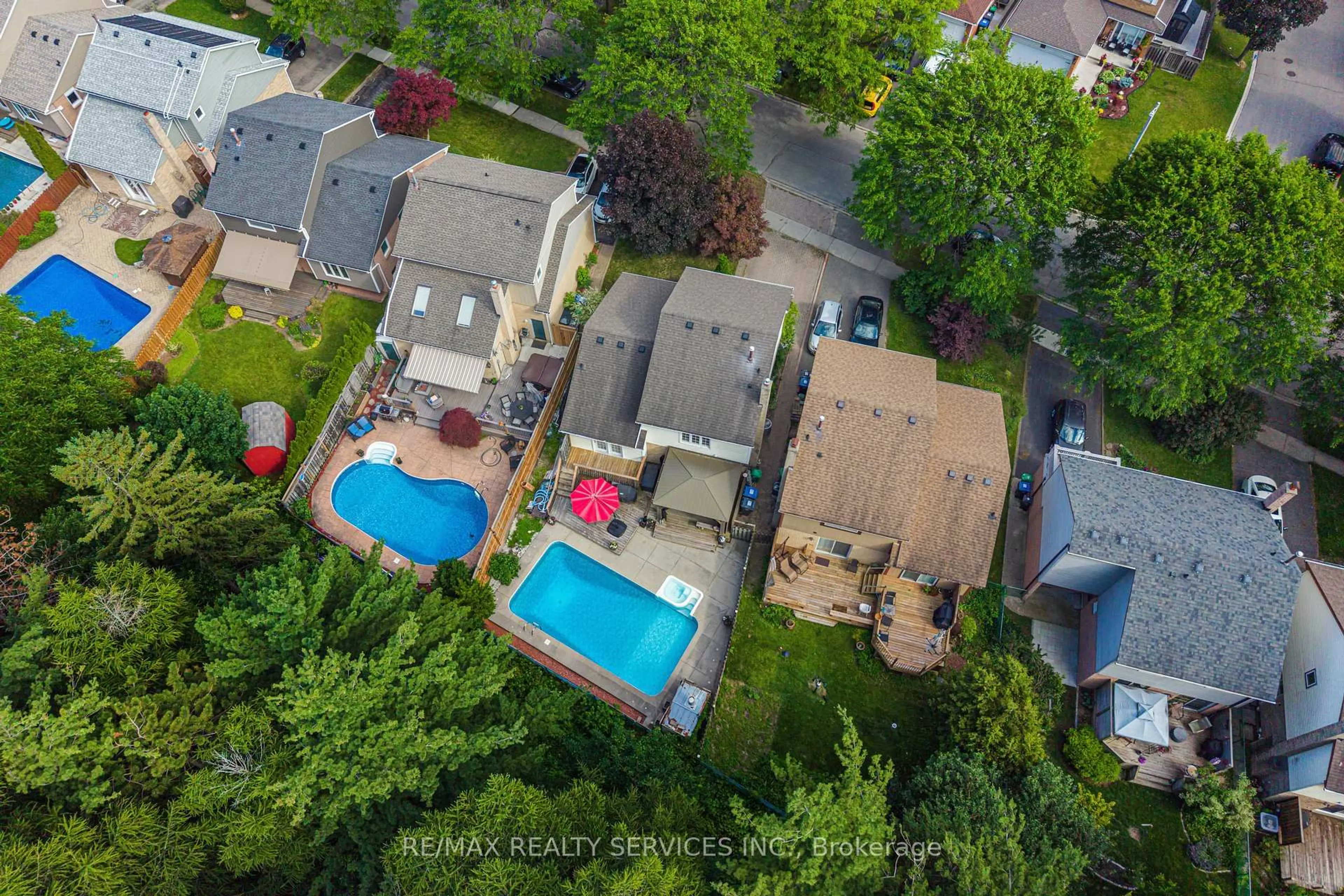 A pic from outside/outdoor area/front of a property/back of a property/a pic from drone, street for 96 Royal Palm Dr, Brampton Ontario L6Z 1P7