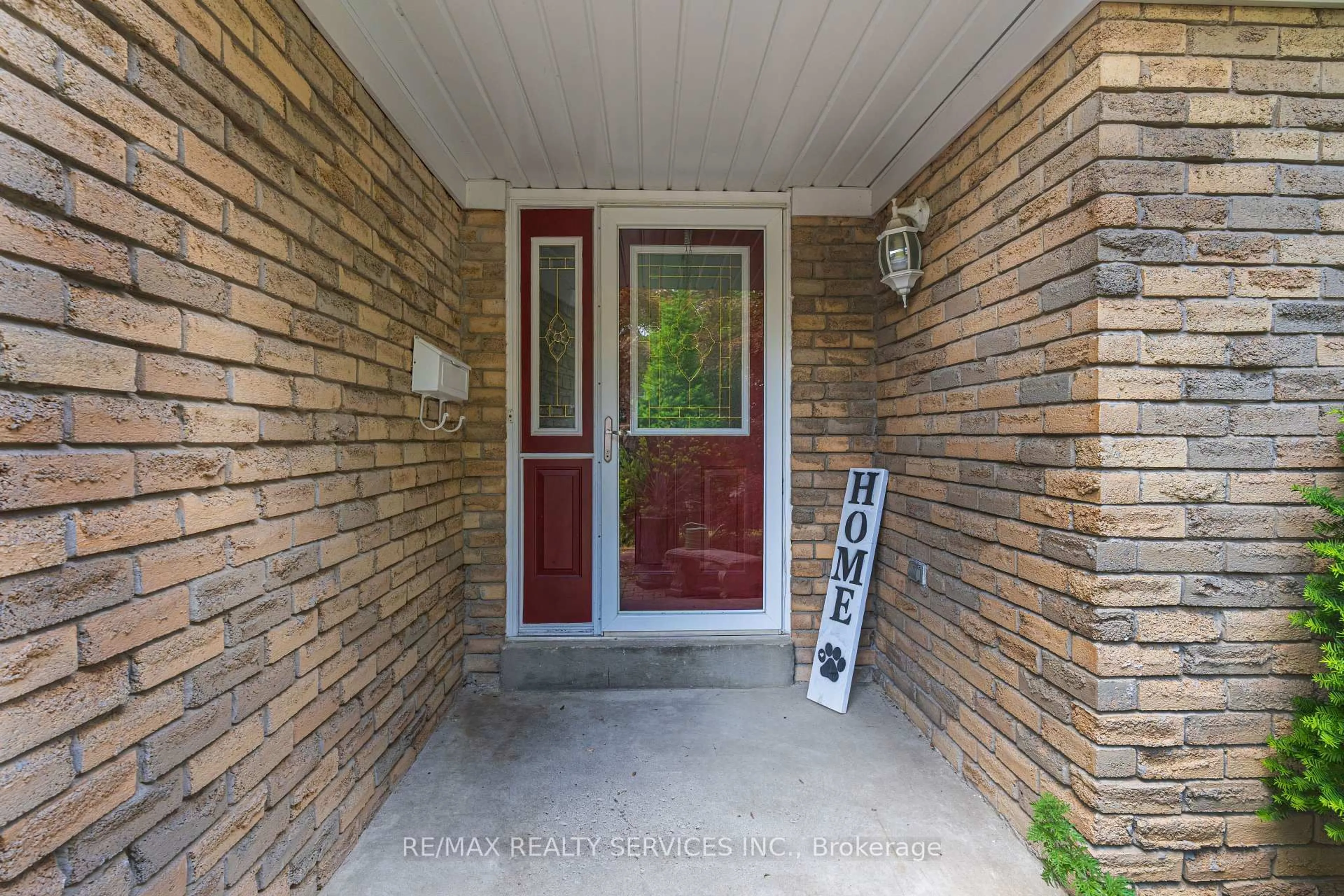 Indoor entryway for 96 Royal Palm Dr, Brampton Ontario L6Z 1P7