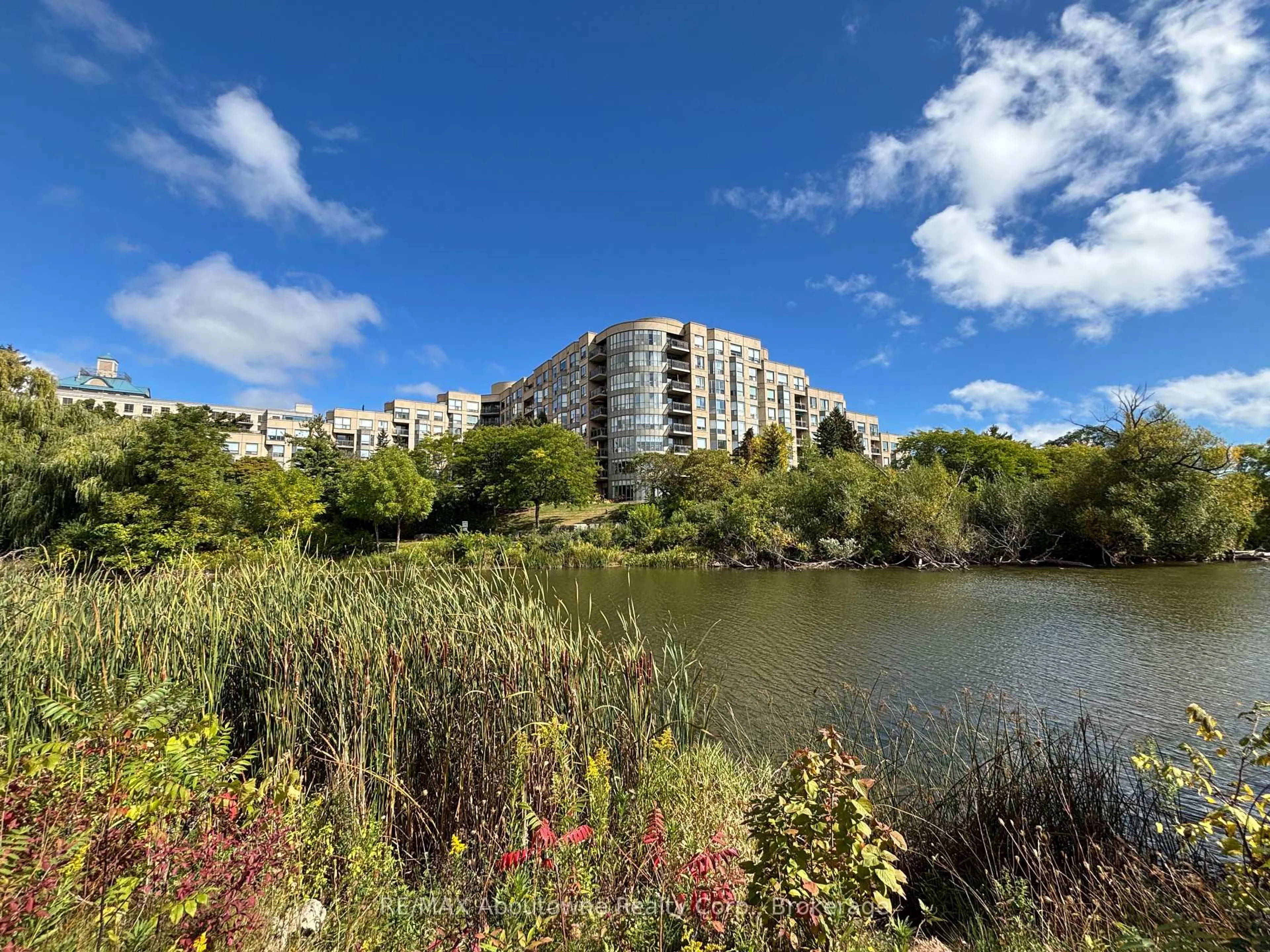 Blurry image for 2511 Lakeshore Rd #406, Oakville Ontario L6L 6L9
