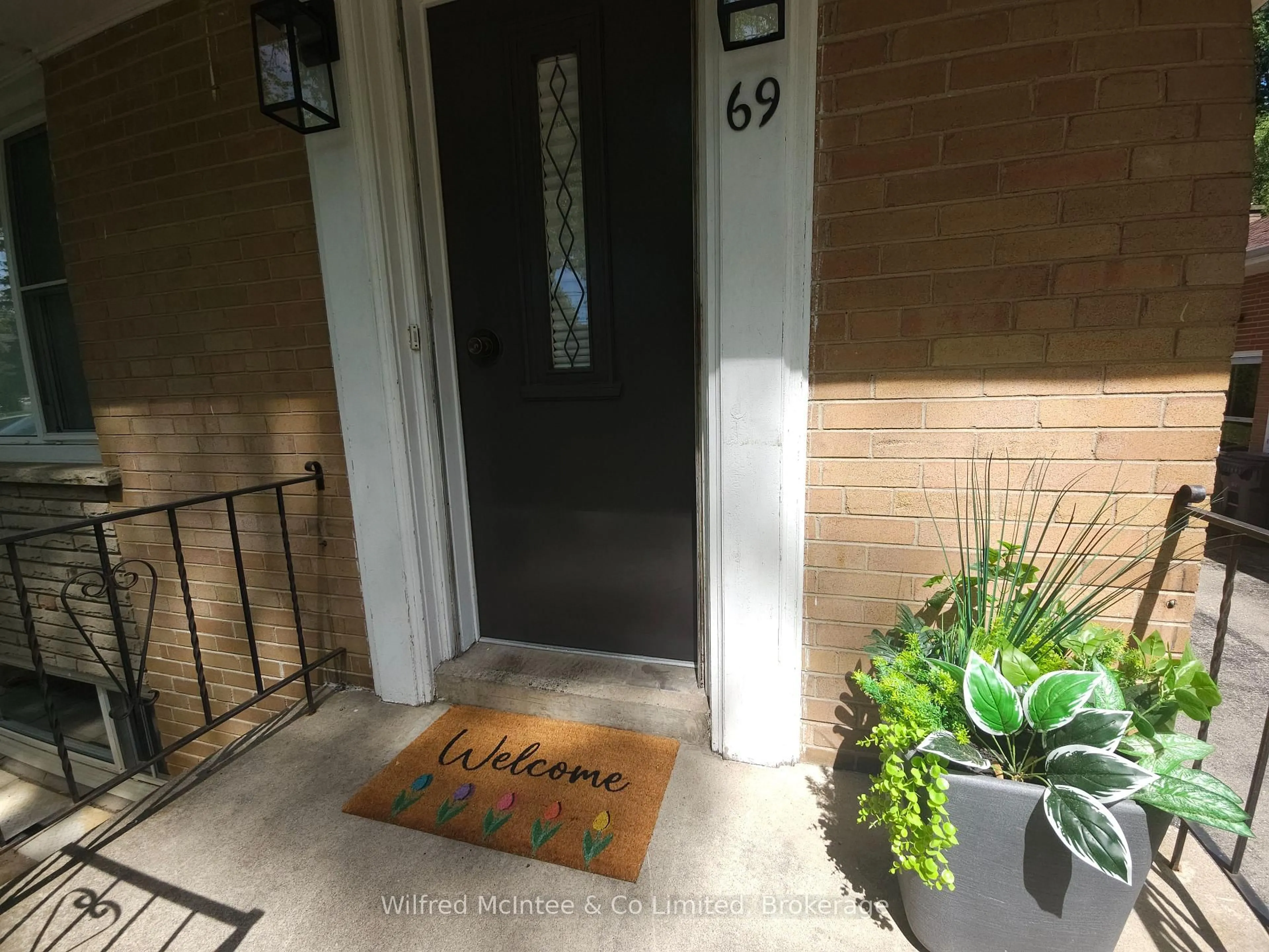 Indoor entryway for 69 Haliburton Ave, Toronto Ontario M9B 4Y6