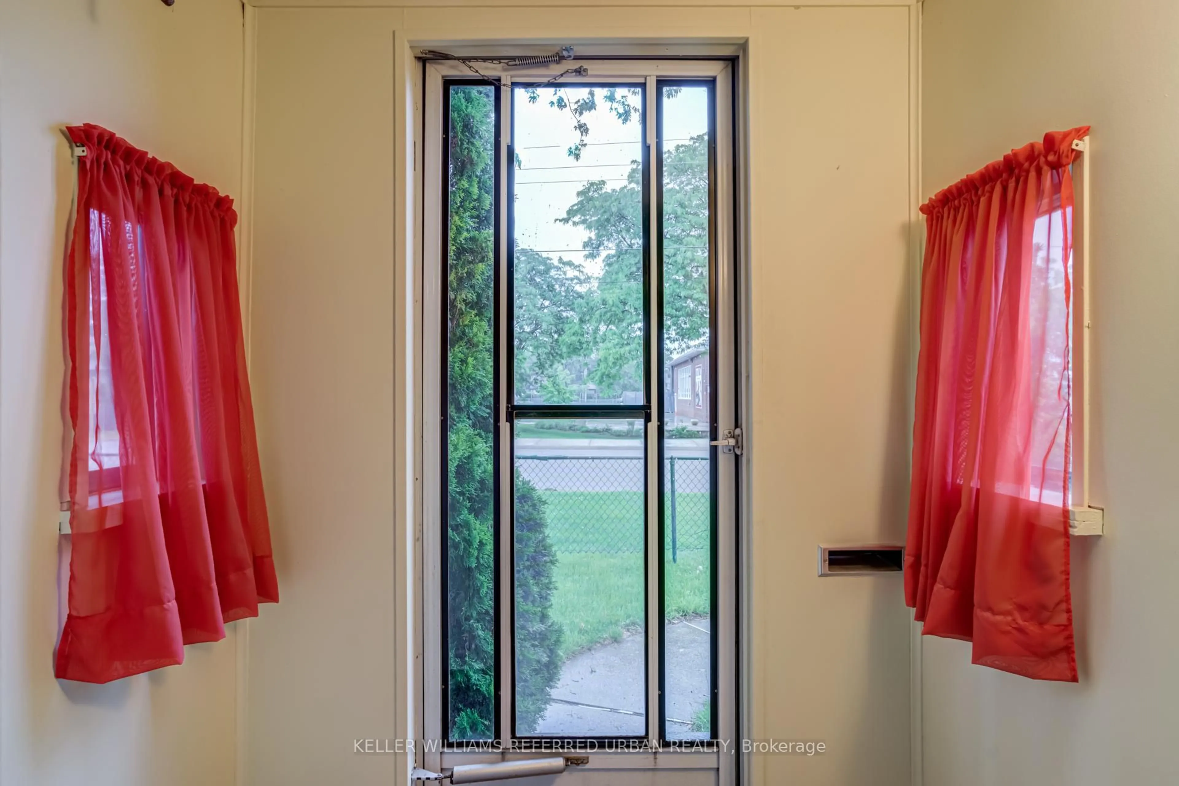 Indoor entryway for 1300 Meredith Ave, Mississauga Ontario L5E 2E5