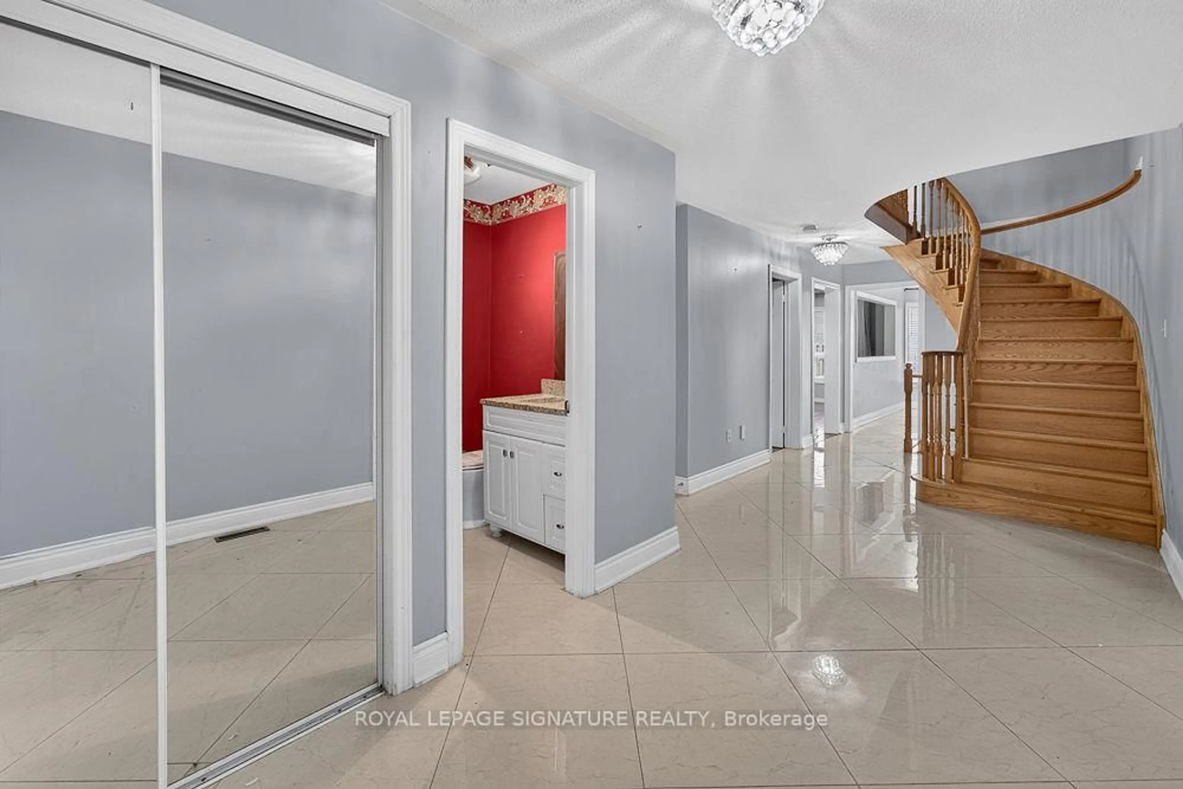 Indoor foyer for 3436 Old Orchard Park Dr, Mississauga Ontario L5B 4C9