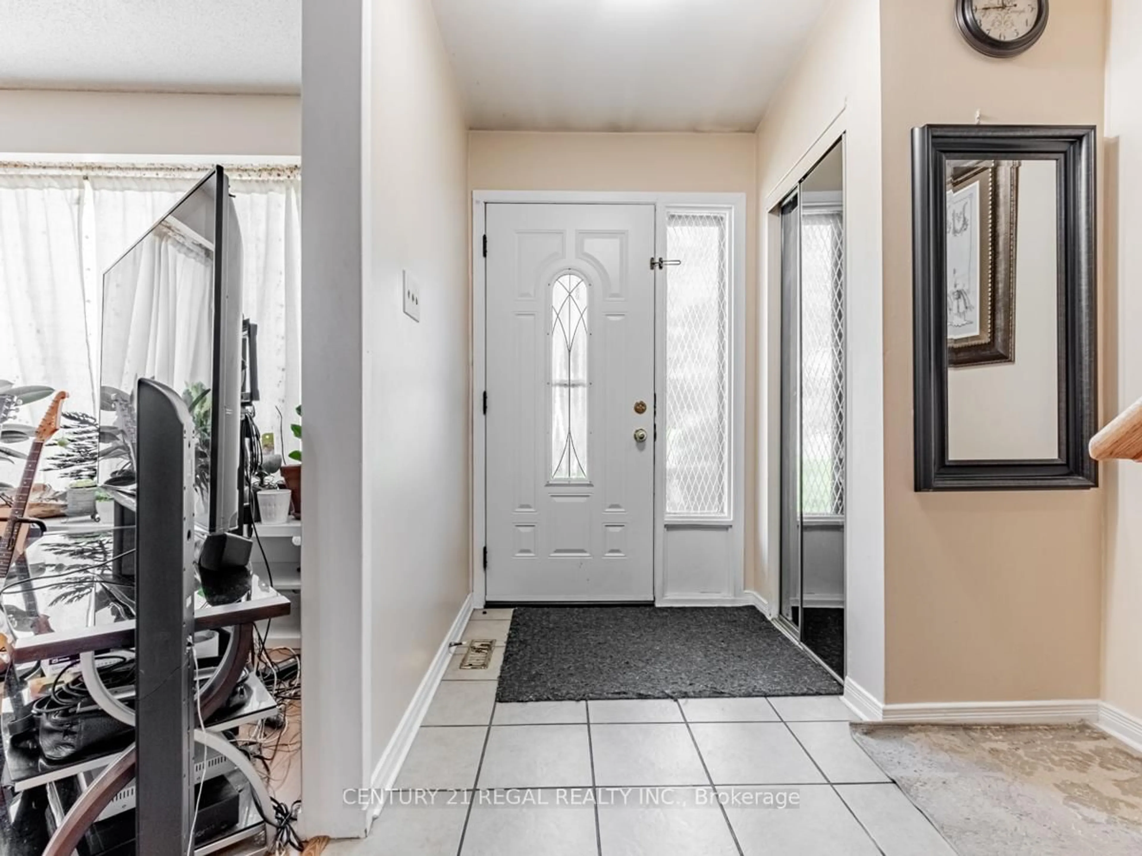 Indoor entryway for 19 Carberry Cres, Brampton Ontario L6V 2G1