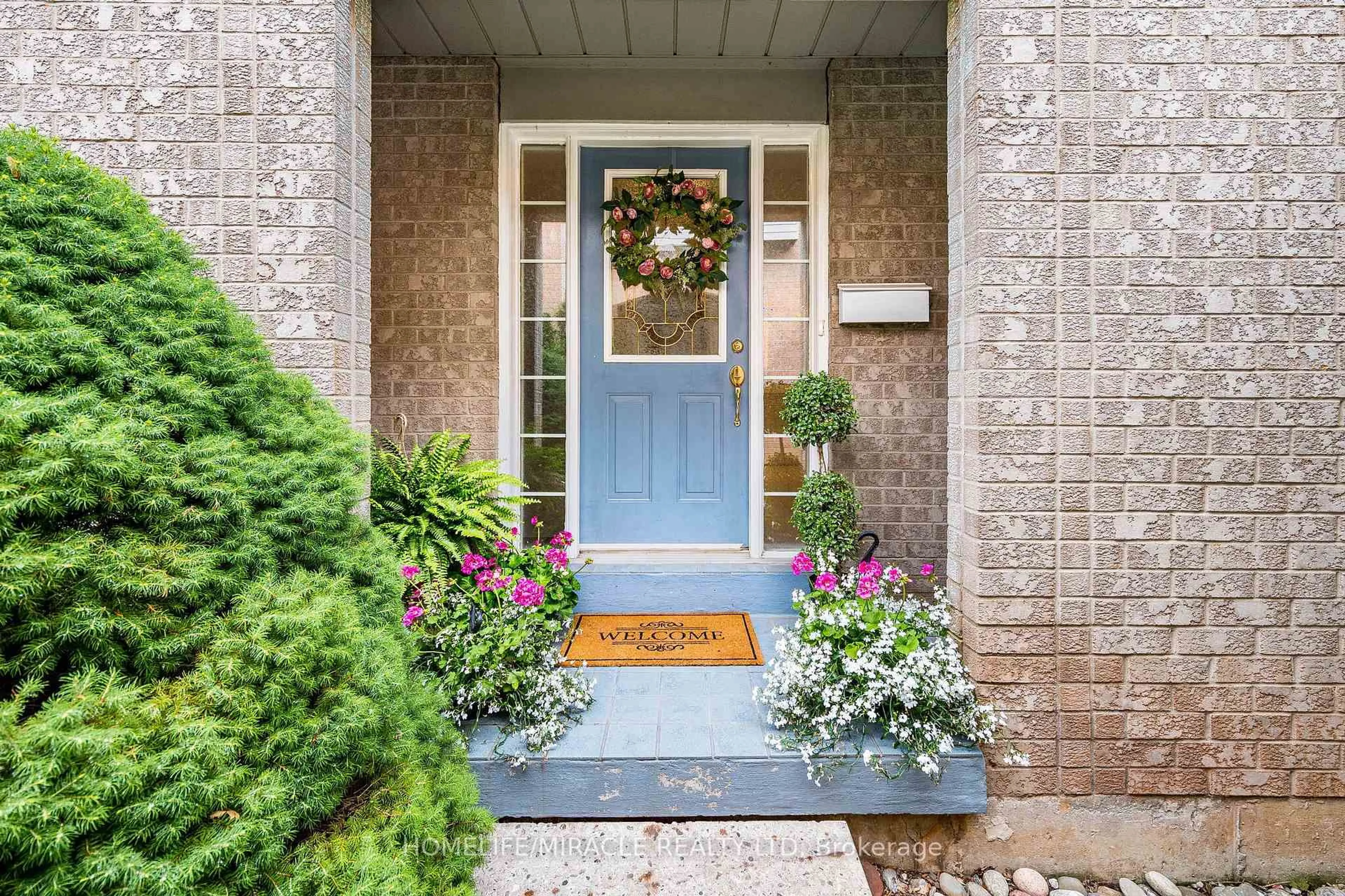 Indoor entryway for 2447 New Wood Dr, Oakville Ontario L6H 5Y3