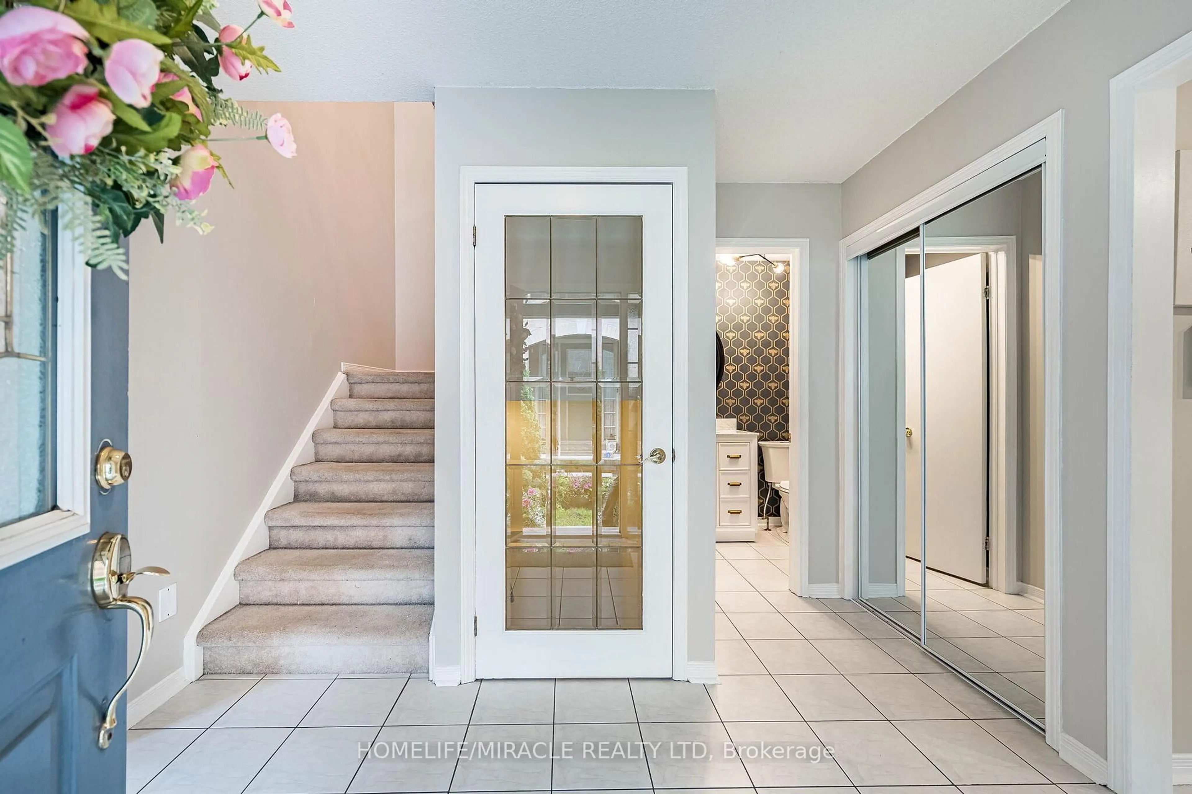 Indoor entryway for 2447 New Wood Dr, Oakville Ontario L6H 5Y3