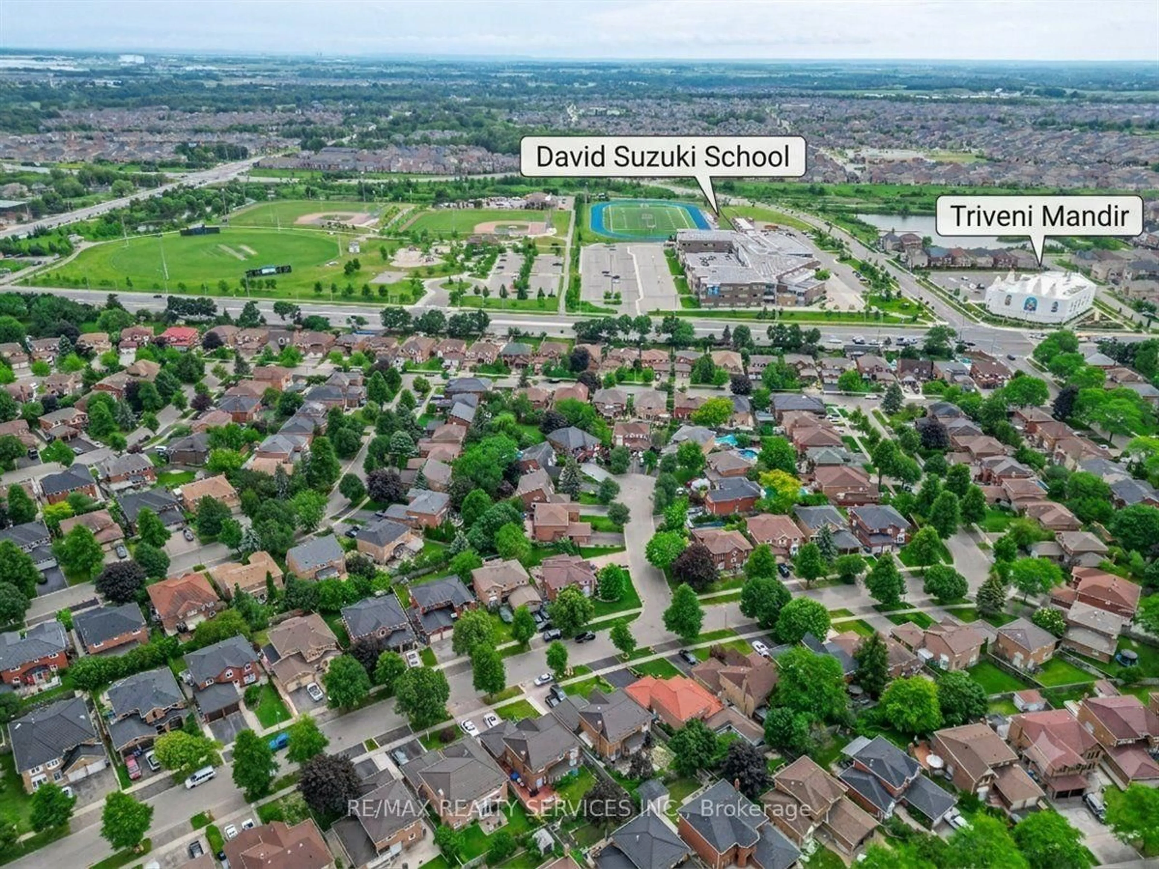 A pic from outside/outdoor area/front of a property/back of a property/a pic from drone, street for 29 Brydon Cres, Brampton Ontario L6X 3K2