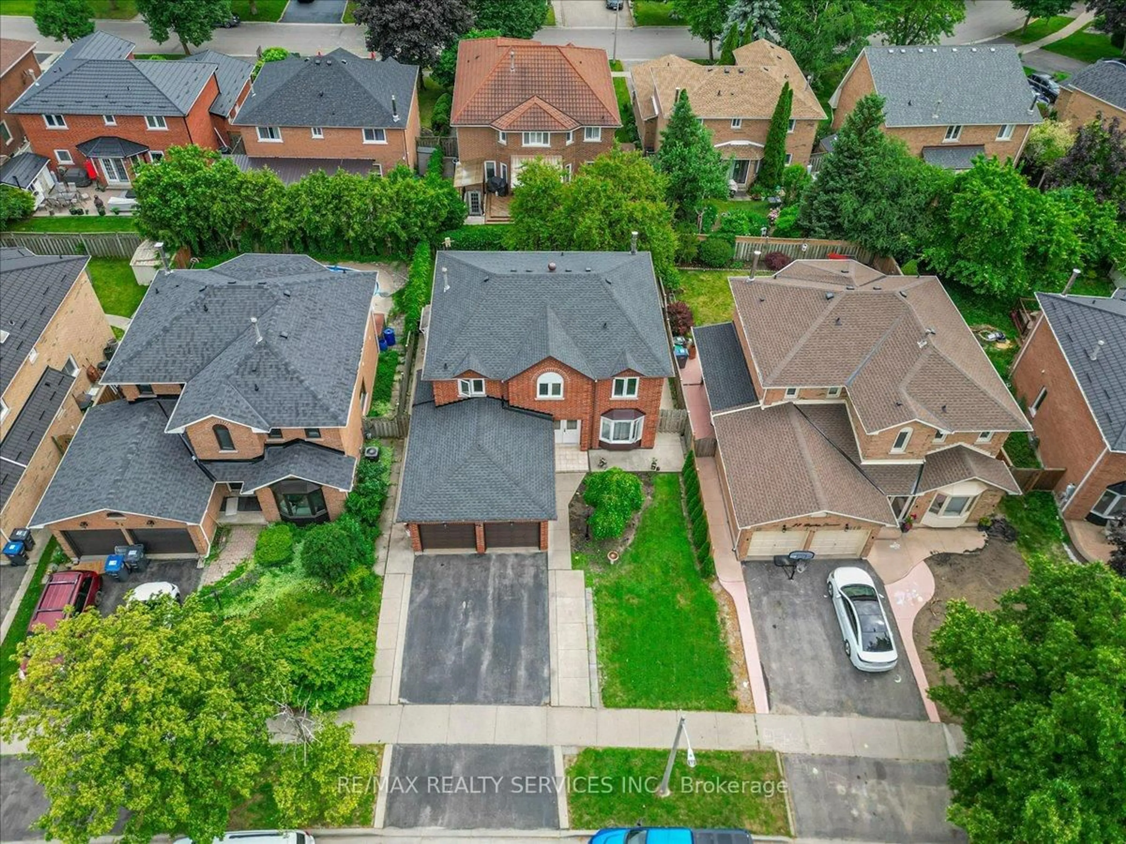 A pic from outside/outdoor area/front of a property/back of a property/a pic from drone, street for 29 Brydon Cres, Brampton Ontario L6X 3K2