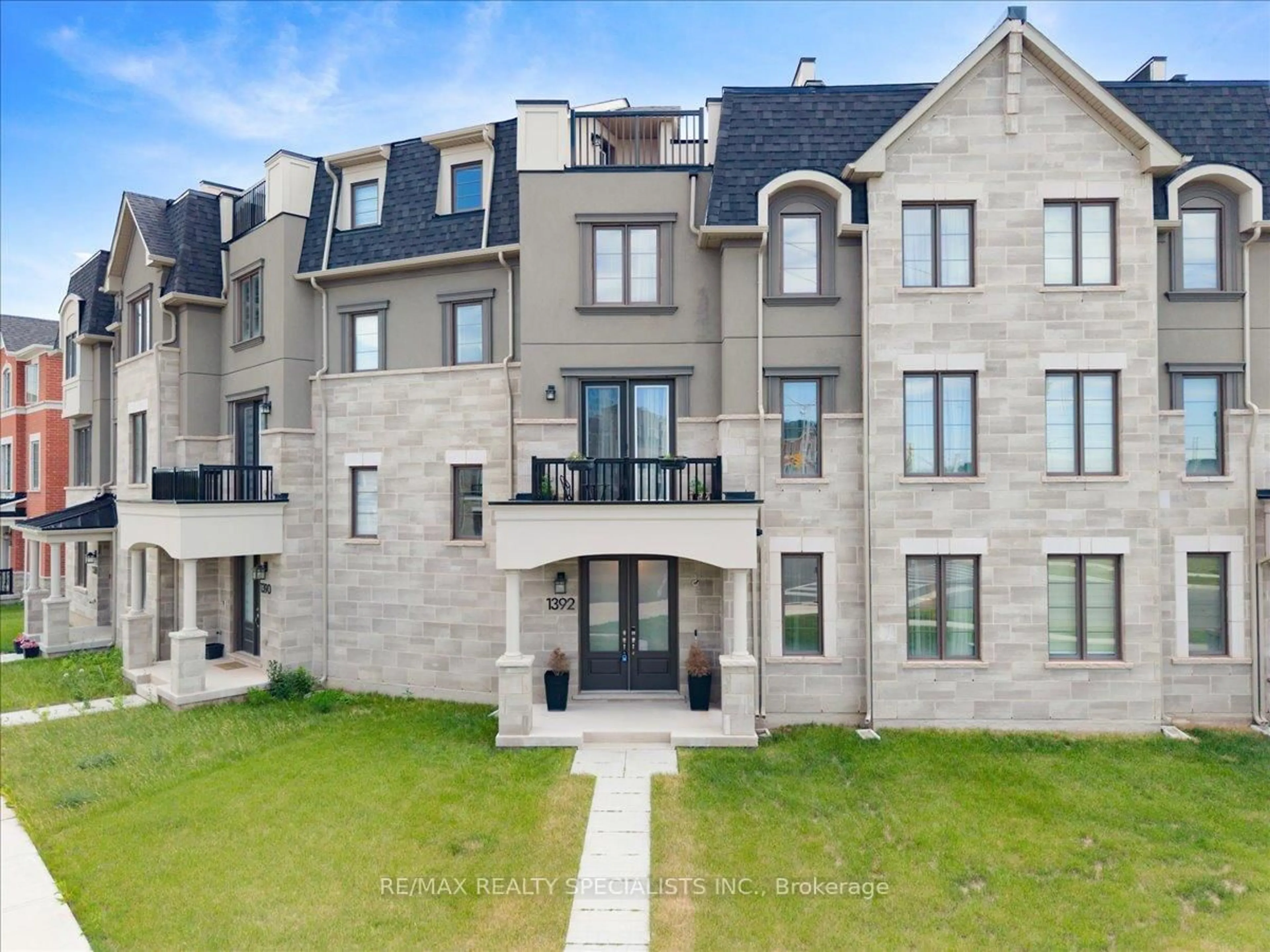 Home with brick exterior material, unknown for 1392 William Halton Pkwy, Oakville Ontario L6M 5P2