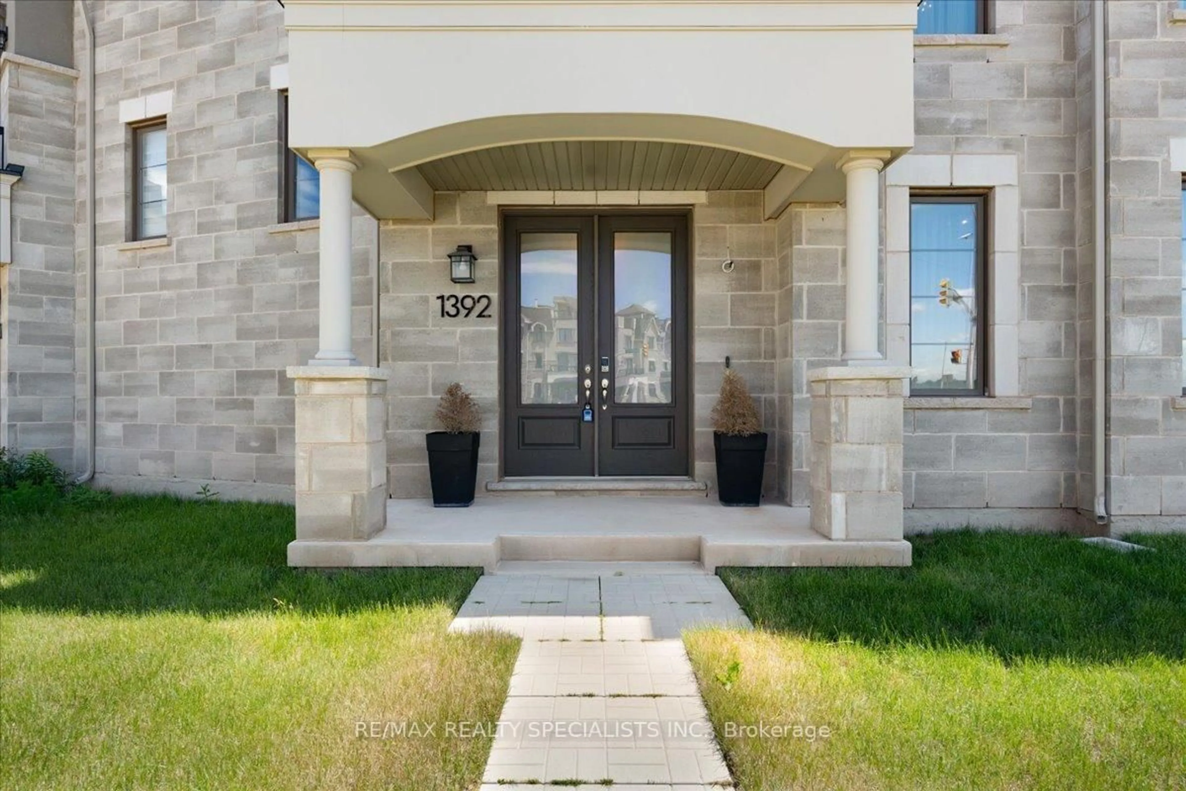Indoor entryway for 1392 William Halton Pkwy, Oakville Ontario L6M 5P2