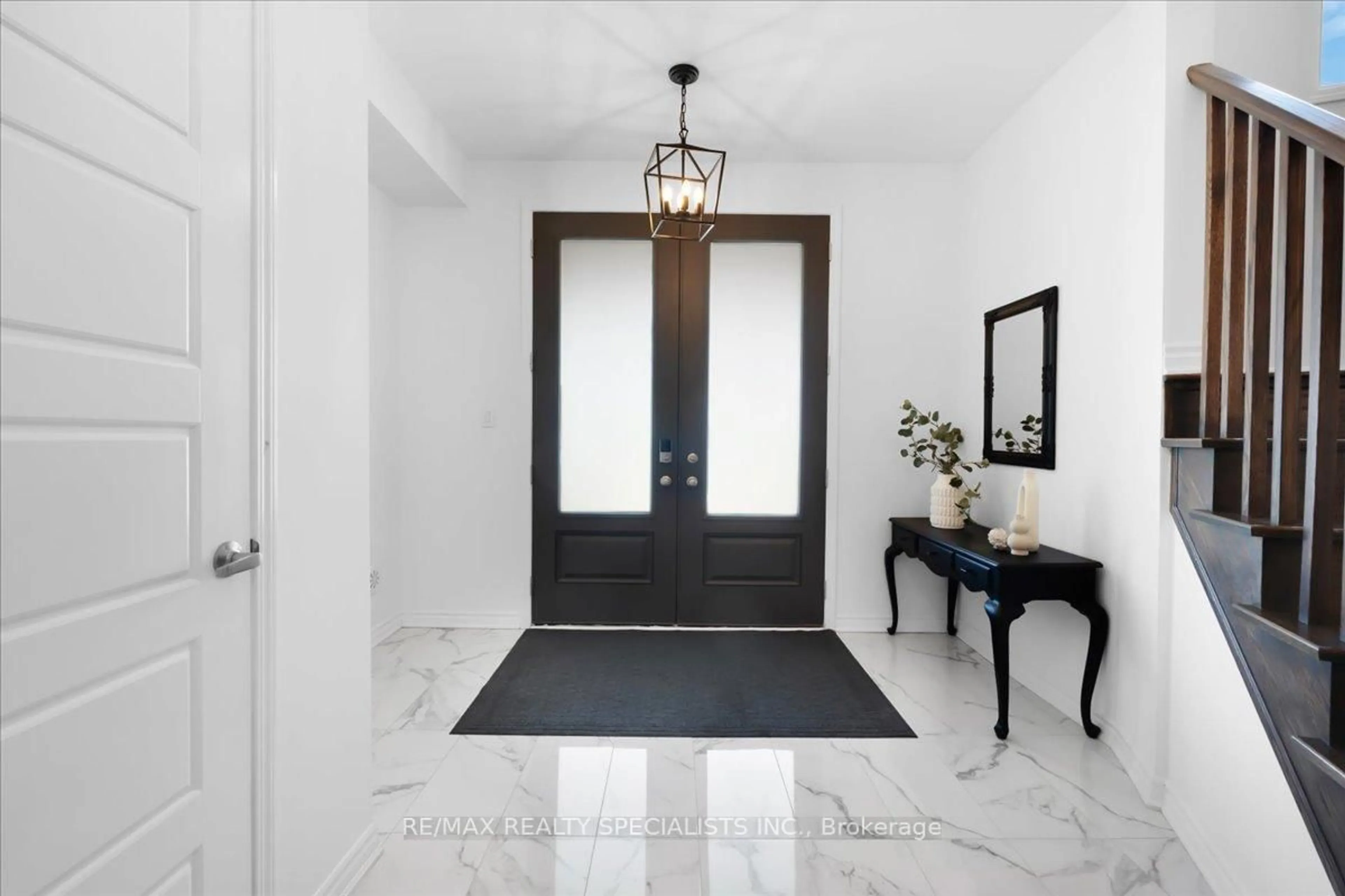 Indoor entryway for 1392 William Halton Pkwy, Oakville Ontario L6M 5P2