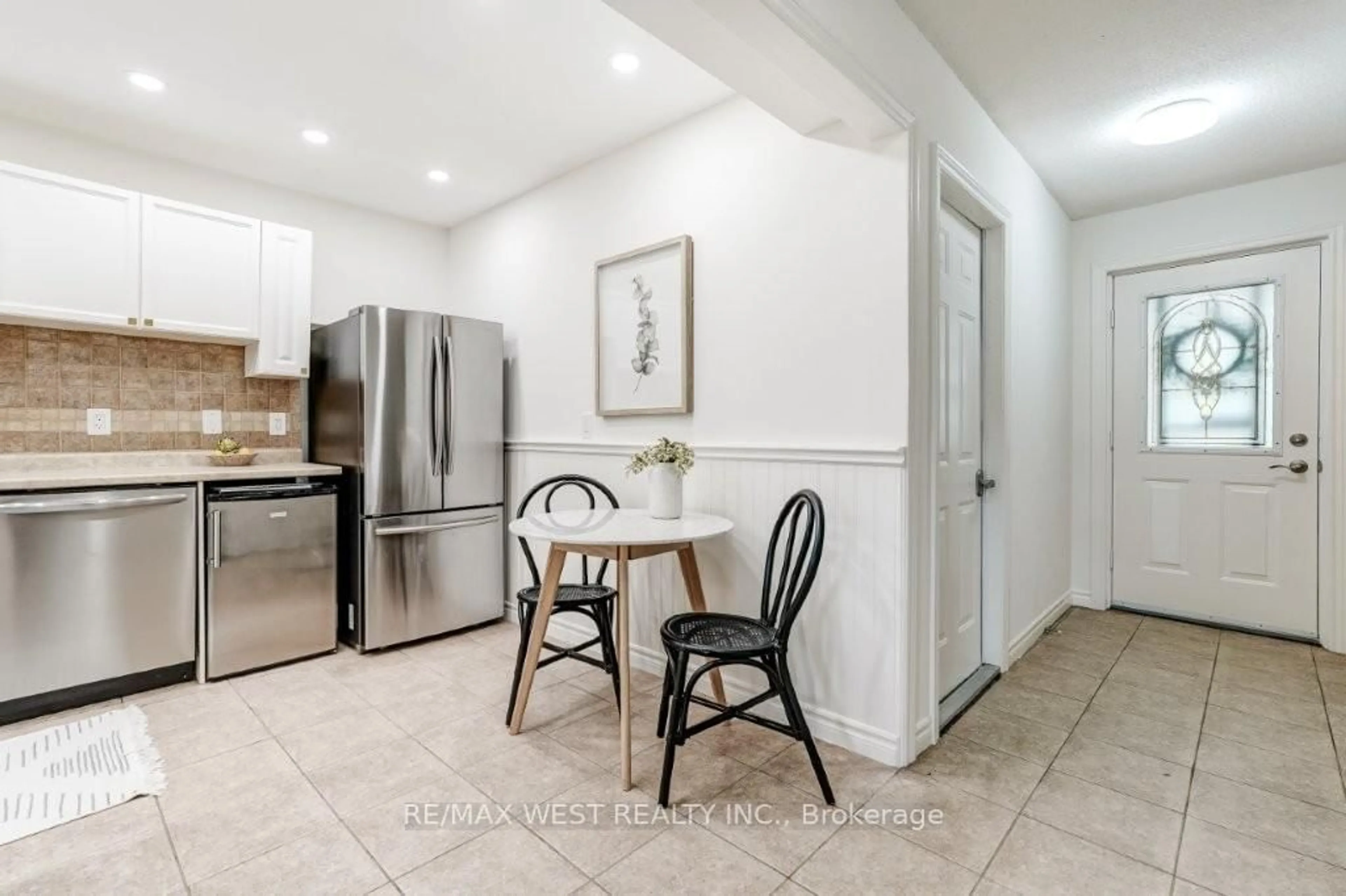 Open concept kitchen, ceramic/tile floor for 6240 Montevideo Rd #41, Mississauga Ontario L5N 2N7