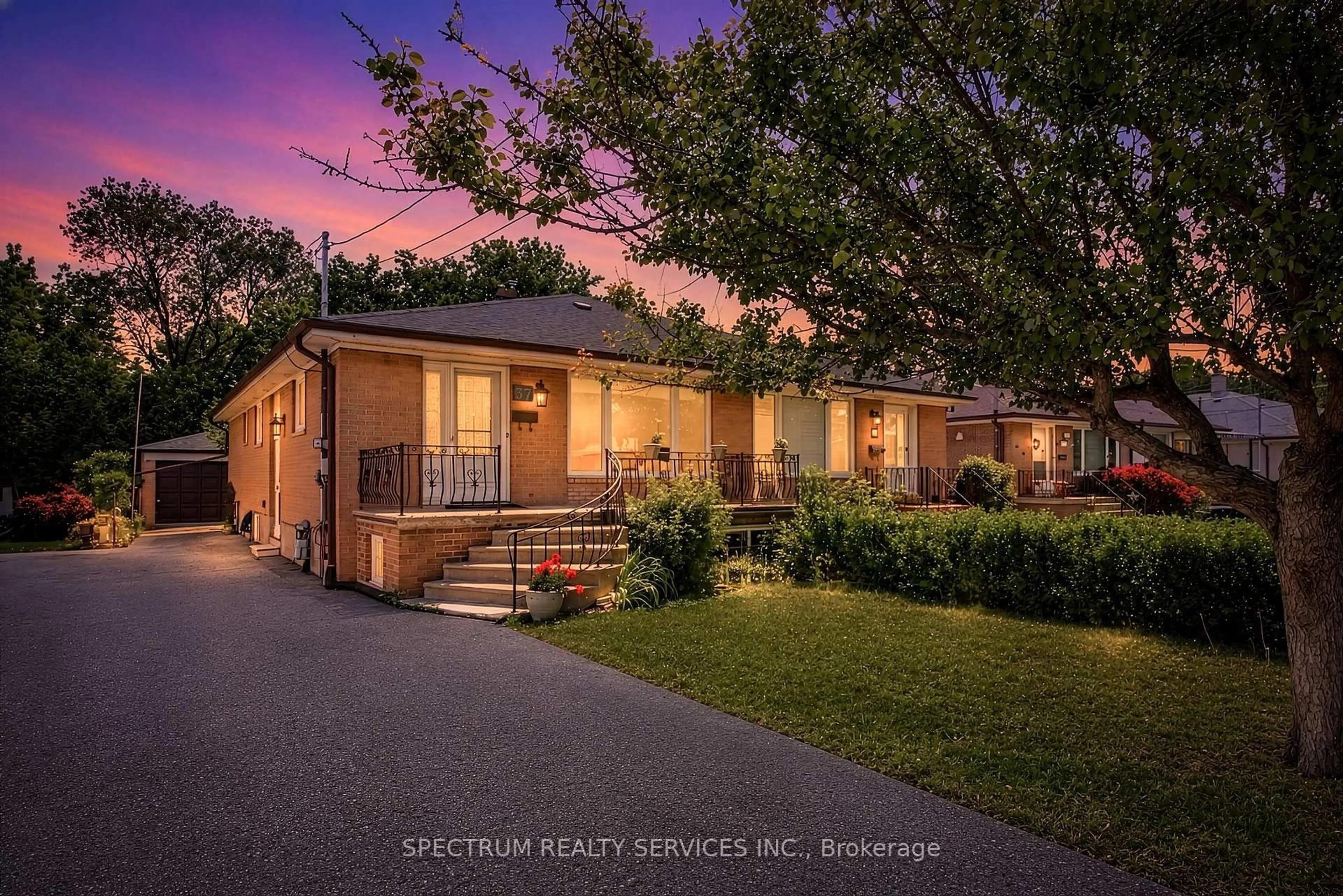 A pic from outside/outdoor area/front of a property/back of a property/a pic from drone, street for 37 Newlin Cres, Toronto Ontario M3L 1X5