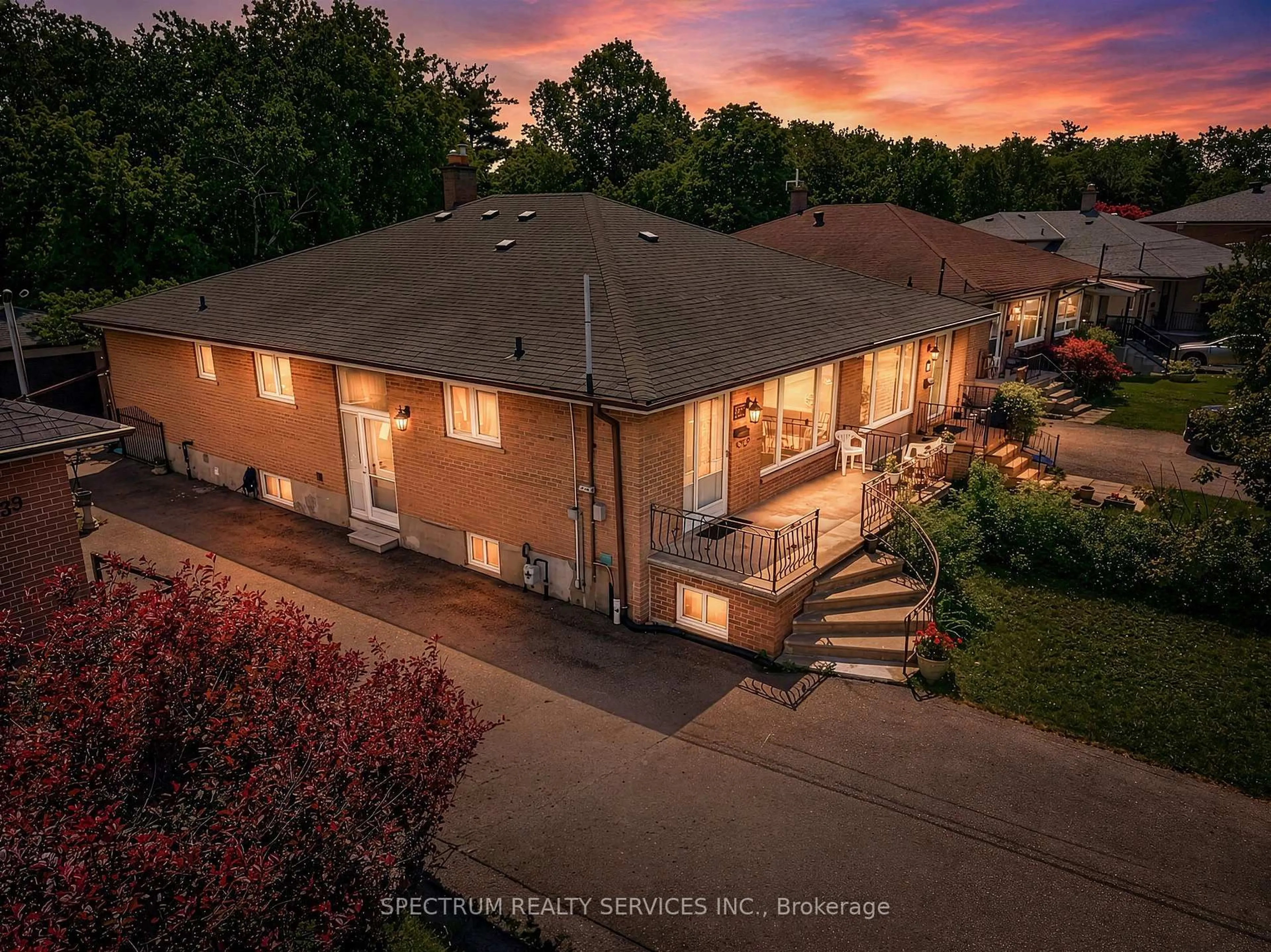 A pic from outside/outdoor area/front of a property/back of a property/a pic from drone, unknown for 37 Newlin Cres, Toronto Ontario M3L 1X5