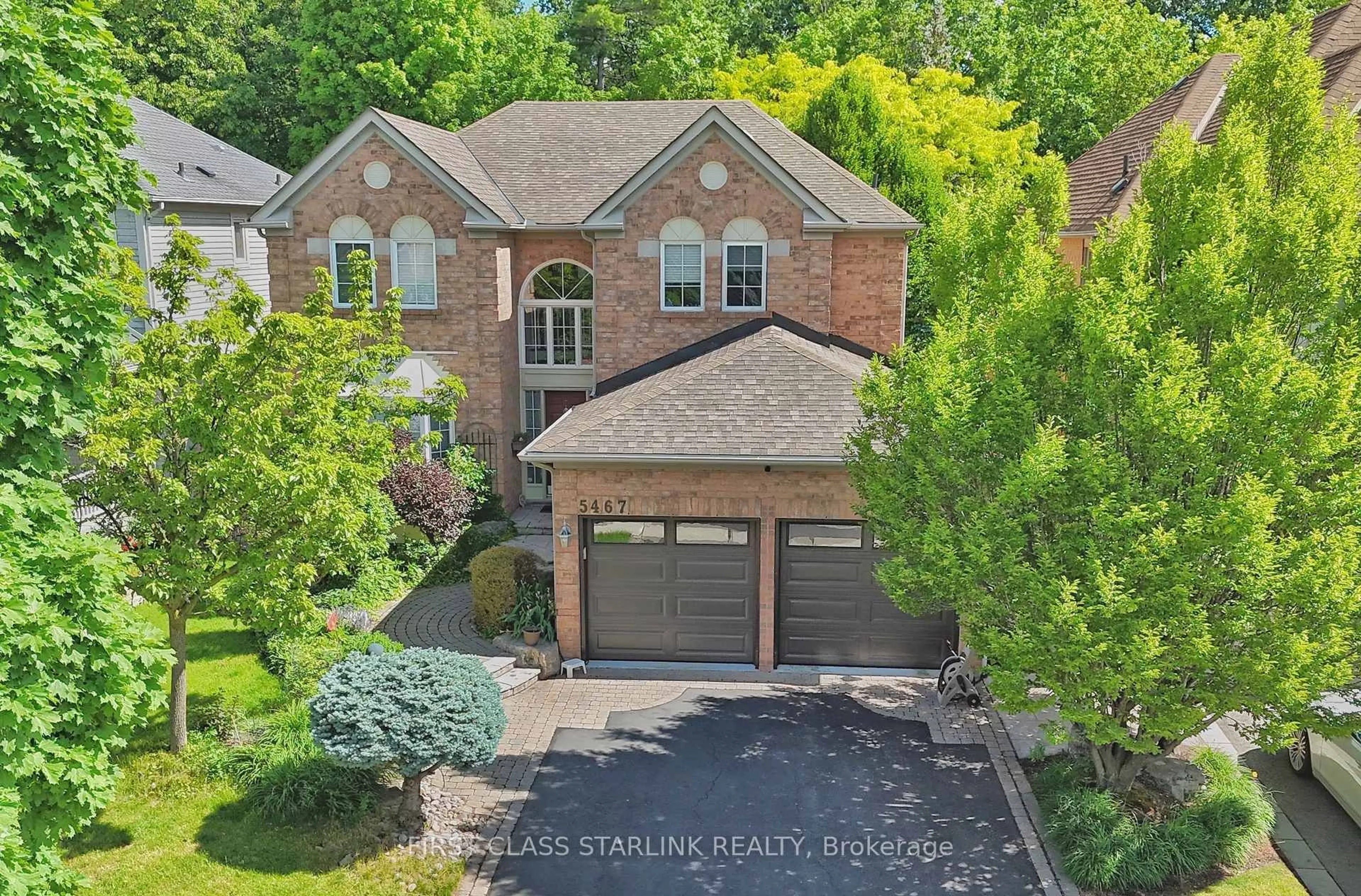 A pic from outside/outdoor area/front of a property/back of a property/a pic from drone, street for 5467 Planters Wood Crt, Mississauga Ontario L5M 5V6