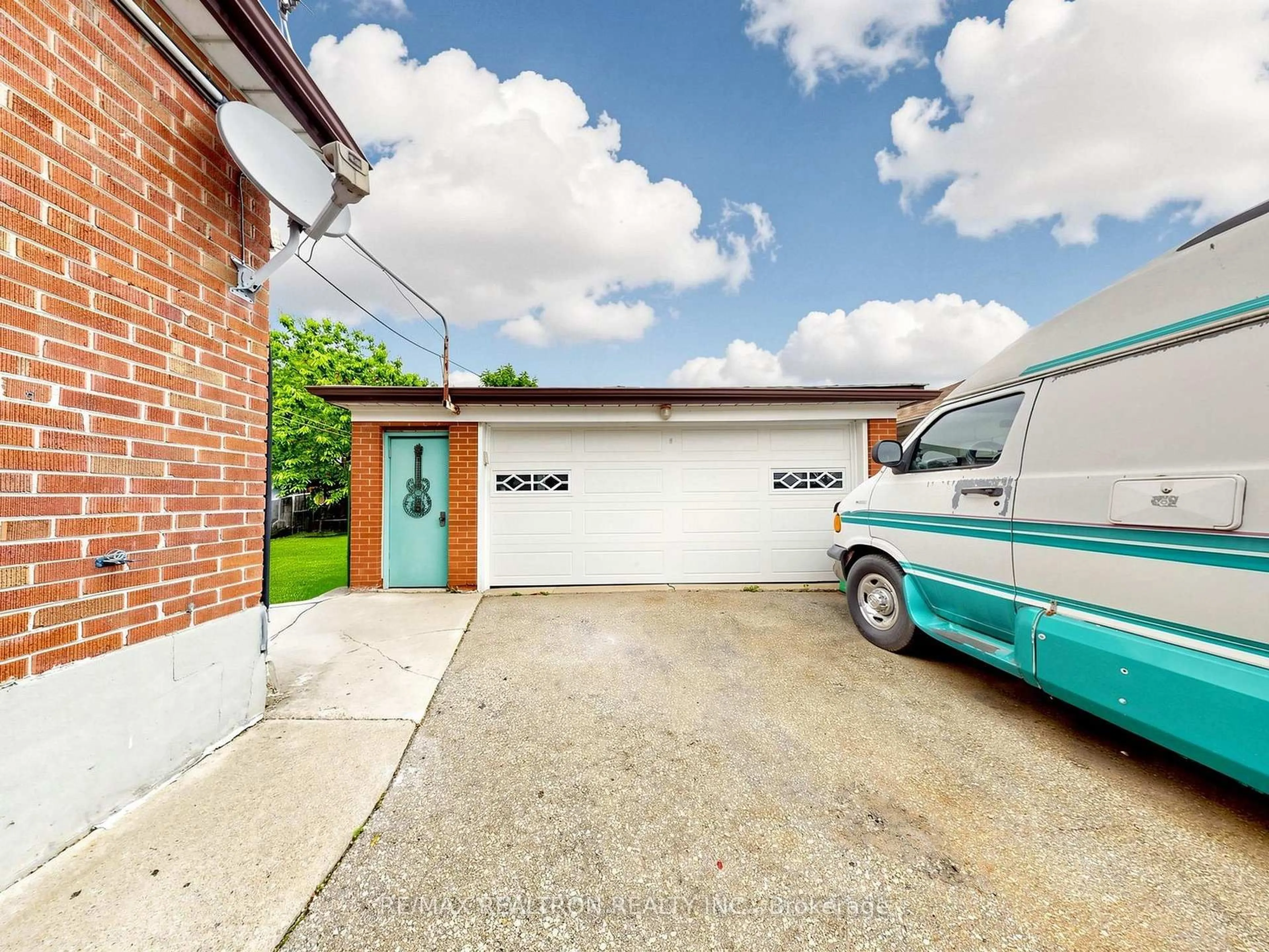 A pic from outside/outdoor area/front of a property/back of a property/a pic from drone, street for 9 Clevedon St, Toronto Ontario M3M 1M3
