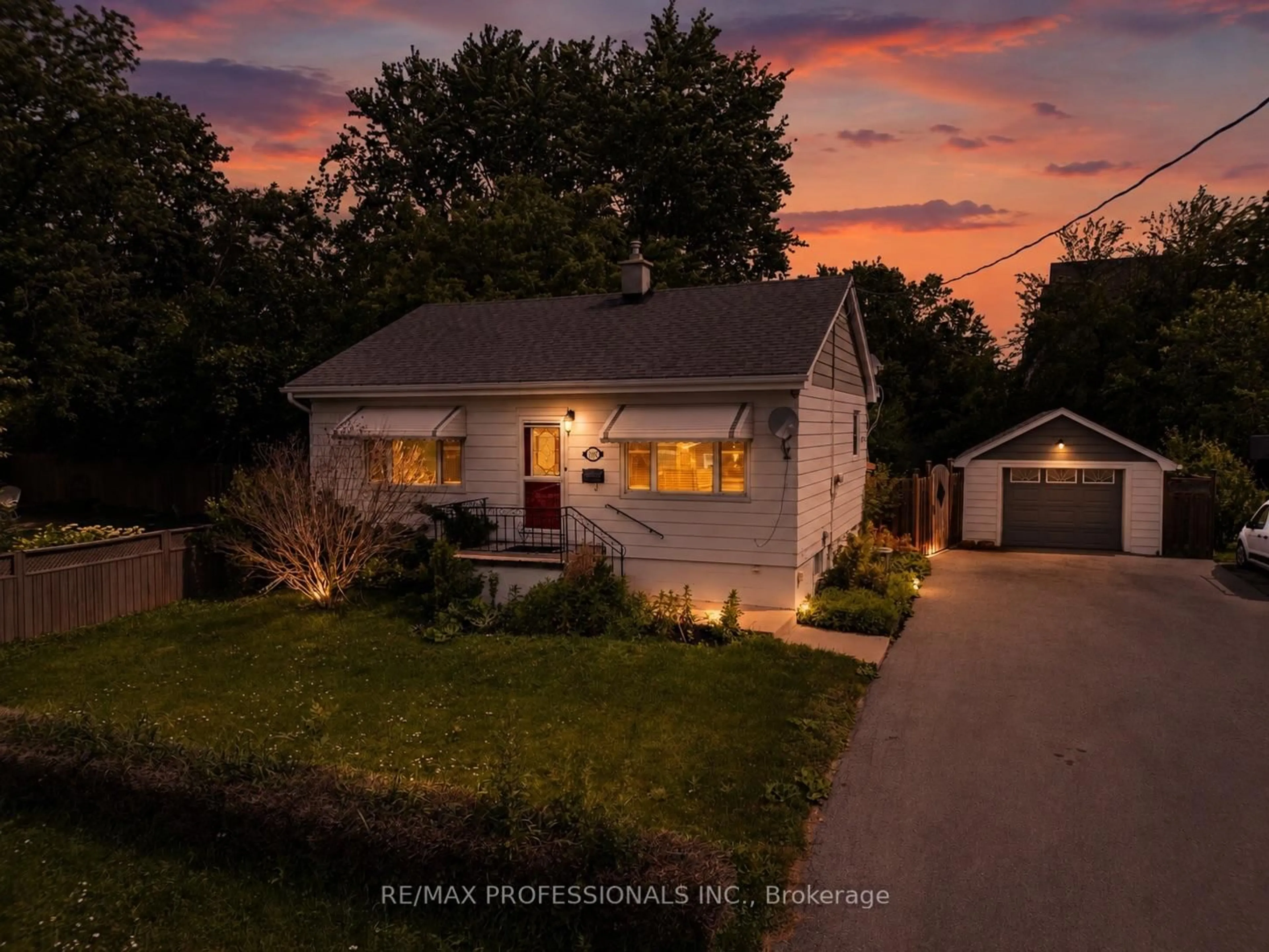 A pic from outside/outdoor area/front of a property/back of a property/a pic from drone, street for 1045 Helena St, Burlington Ontario M7R 3V5